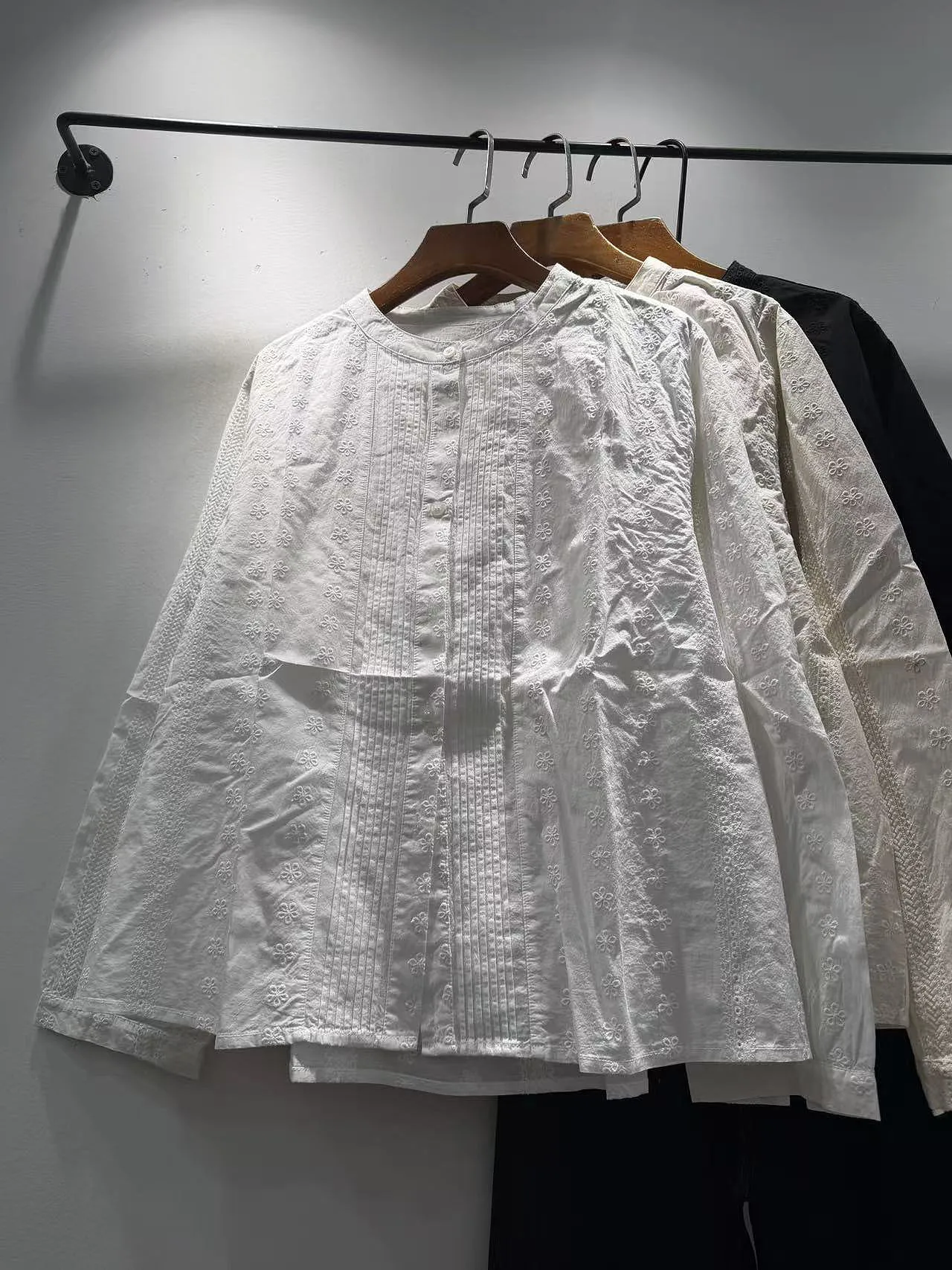 Spring 2026 Women's Loose Long Sve Embroidered round Ne Single Button irt Korean Sle Breathable Cotton Casual Top
Spring 2026 Women's Loose Long Sve Embroidered round Ne Single Button irt Korean Sle Breathable Cotton Casual Top