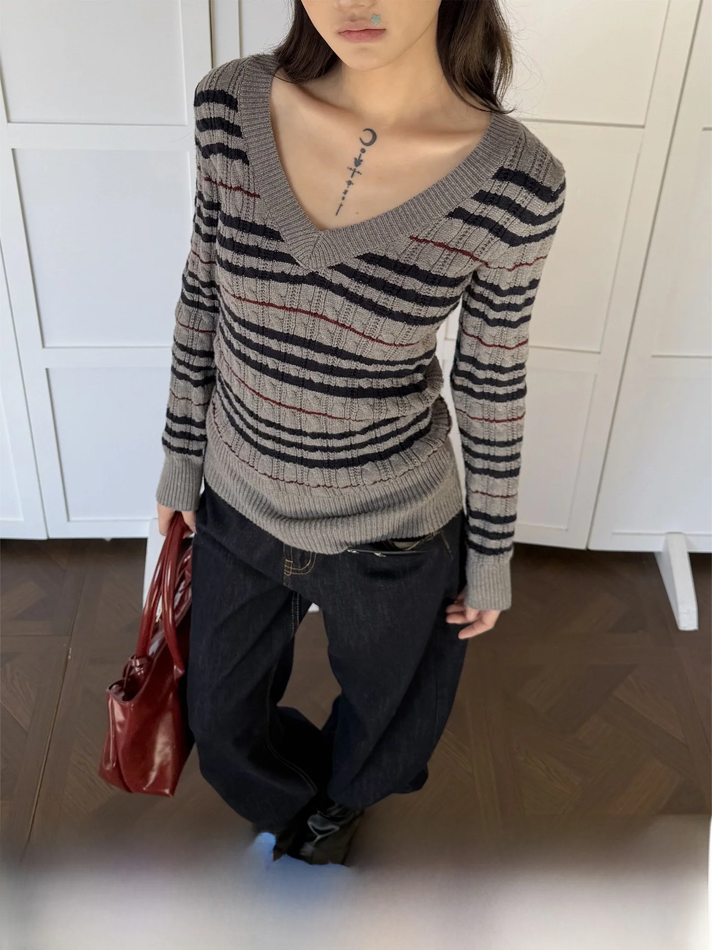 Don Cry Women's V-neck Knitted Sweater Long Sleeve Stripe Pattern Slim Fit Base Shirt Spring Autumn New Style Casual Wear
Don Cry Women's V-neck Knitted Sweater Long Sleeve Stripe Pattern Slim Fit Base Shirt Spring Autumn New Style Casual Wear