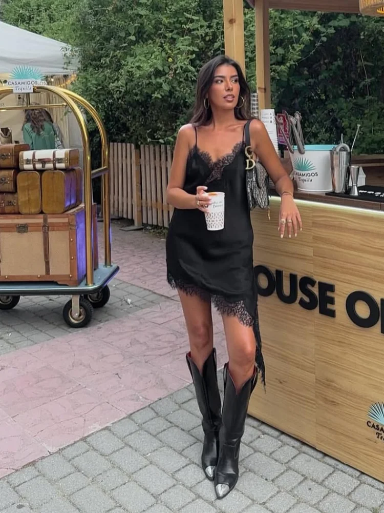 2025 Sexy Satin Lace Spliced Sling Dress Women Sleeveless Backless Asymmetric Short Mini Dress Summer Party Evening Outfit
2025 Sexy Satin Lace Spliced Sling Dress Women Sleeveless Backless Asymmetric Short Mini Dress Summer Party Evening Outfit