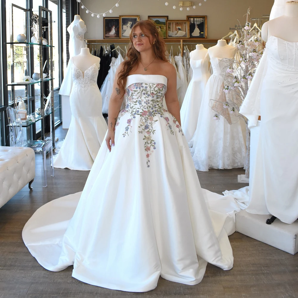Luxurious Strapless 3D Flower Satin A Line Wedding Dresses Sweep Train Custom Made 2025 Vestido De NOIVAL
Luxurious Strapless 3D Flower Satin A Line Wedding Dresses Sweep Train Custom Made 2025 Vestido De NOIVAL