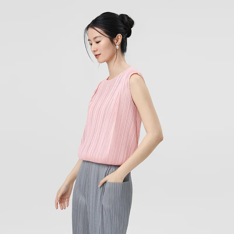Summer Women Sleeveless T-shirt Solid Color Pleated Classic Comfortable Fabric Design Loose Elastic Female Top
Summer Women Sleeveless T-shirt Solid Color Pleated Classic Comfortable Fabric Design Loose Elastic Female Top