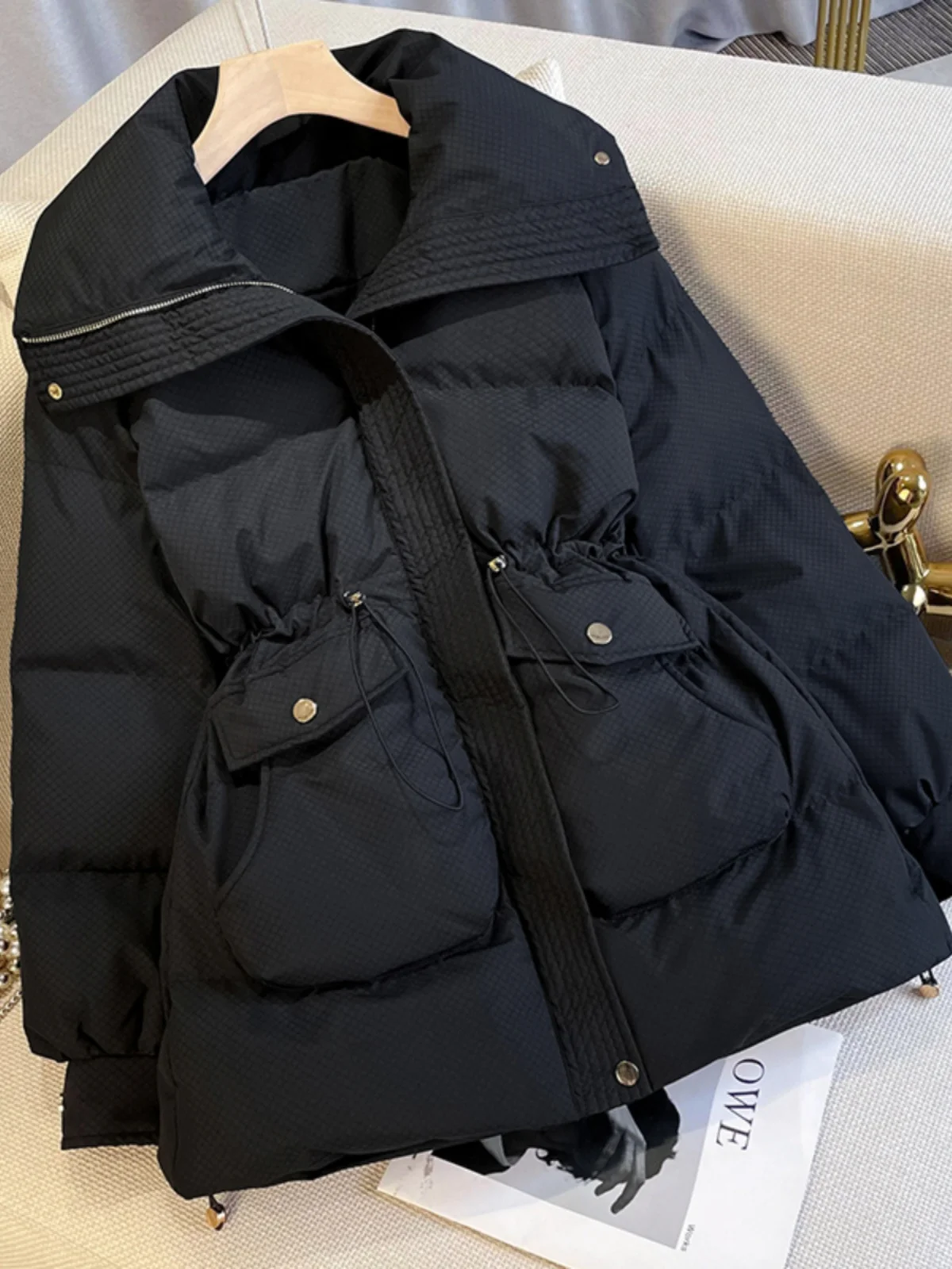 Черная женская хлопковая куртка средней длины свободного кроя, теплая зимняя верхняя одежда в корейском стиле, с длинными рукавами, на молнии
Черная женская хлопковая куртка средней длины свободного кроя, теплая зимняя верхняя одежда в корейском стиле, с длинными рукавами, на молнии