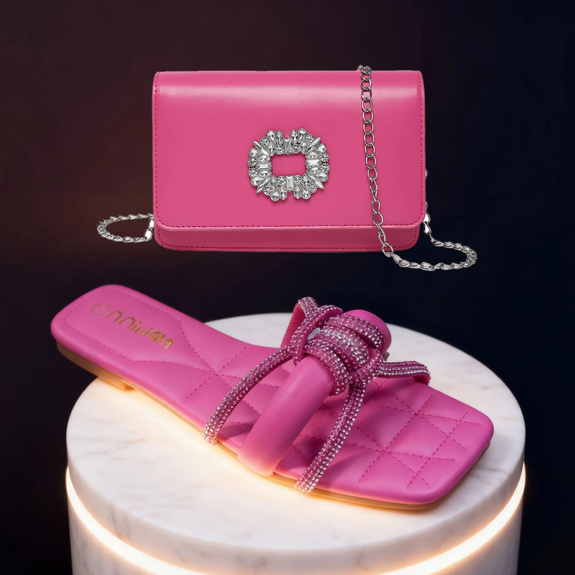 Women's Summer New Rhinestone Sequined Slippers Flat Non-slip Holiday Sandals with Chain Portable Slung One-shoulder Small Bag.
Women's Summer New Rhinestone Sequined Slippers Flat Non-slip Holiday Sandals with Chain Portable Slung One-shoulder Small Bag.