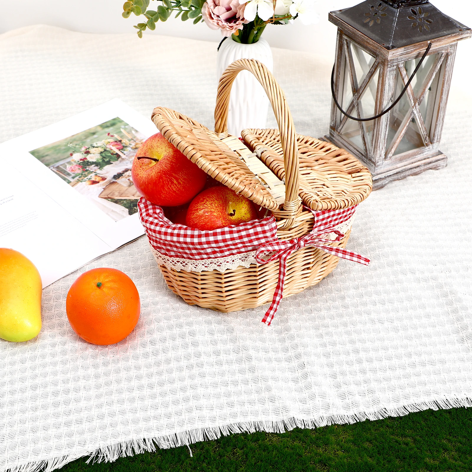 1pc Rattan Storage Baskets Picnic Basket Handheld Woven Food Long Service Portable 26x18x15cm Checkered Cloth
1pc Rattan Storage Baskets Picnic Basket Handheld Woven Food Long Service Portable 26x18x15cm Checkered Cloth