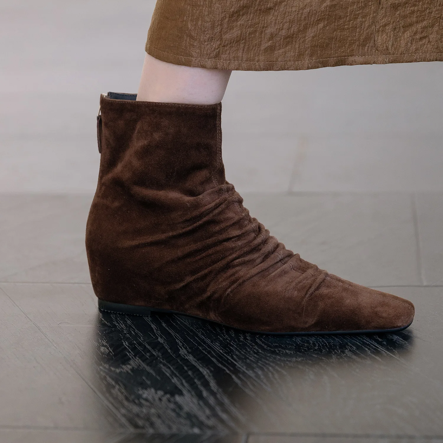 Arden Furtado 2024 Sheep suede Wedges Short boots Square toe Side zipper Middle heel Pleated Modern boots Large size boots
Arden Furtado 2024 Sheep suede Wedges Short boots Square toe Side zipper Middle heel Pleated Modern boots Large size boots