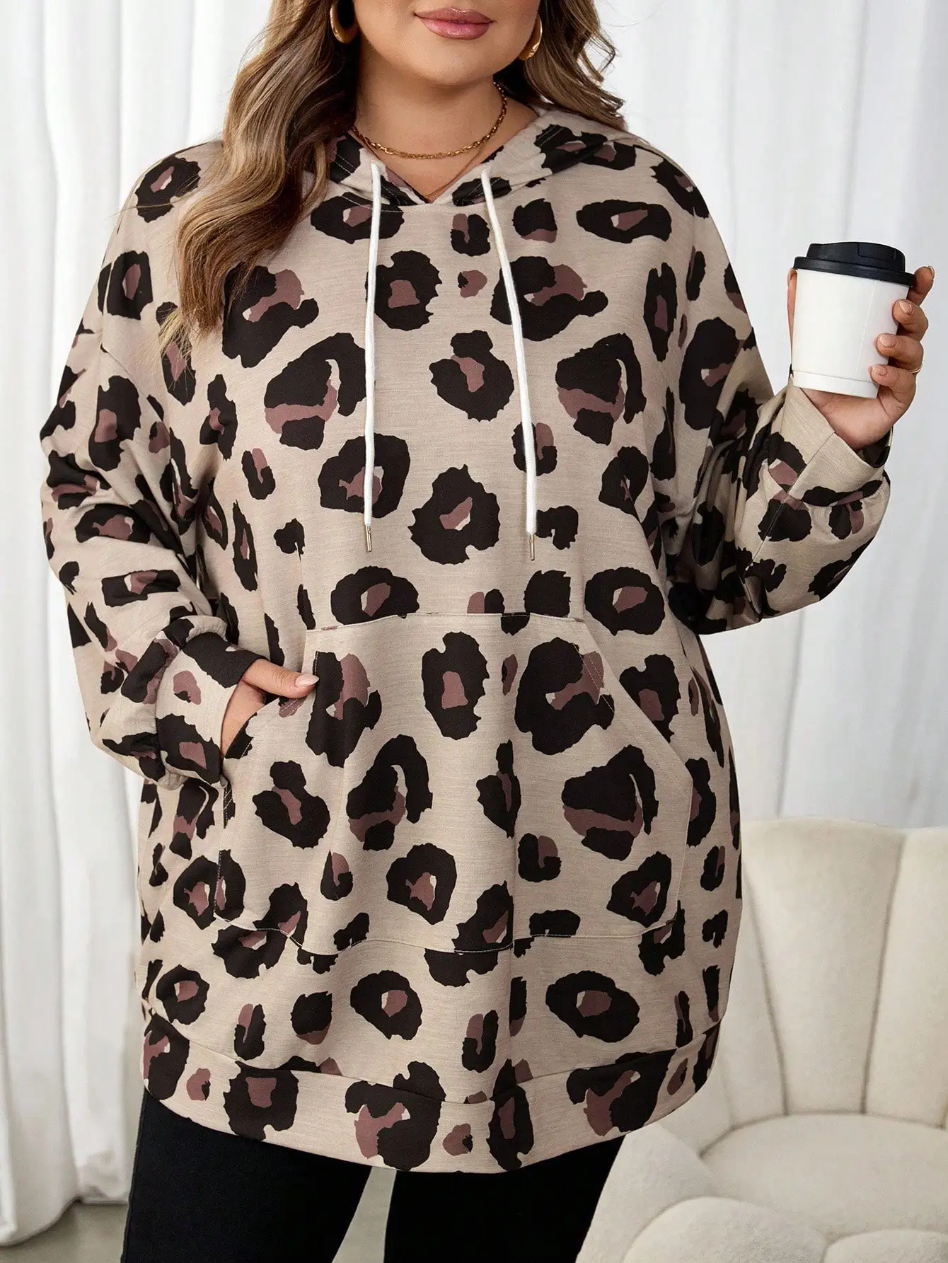 Толстовка с капюшоном и леопардовым принтом больших размеров с передним карманом - свободный крой
Толстовка с капюшоном и леопардовым принтом больших размеров с передним карманом - свободный крой