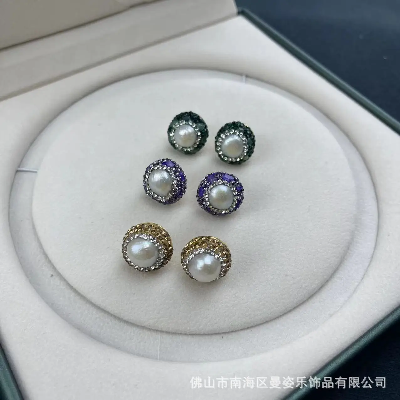 Exquisite Baroque pearl inlaid natural stone stud earrings Cross-border natural stone pearl jewelry original design wholesale
Exquisite Baroque pearl inlaid natural stone stud earrings Cross-border natural stone pearl jewelry original design wholesale