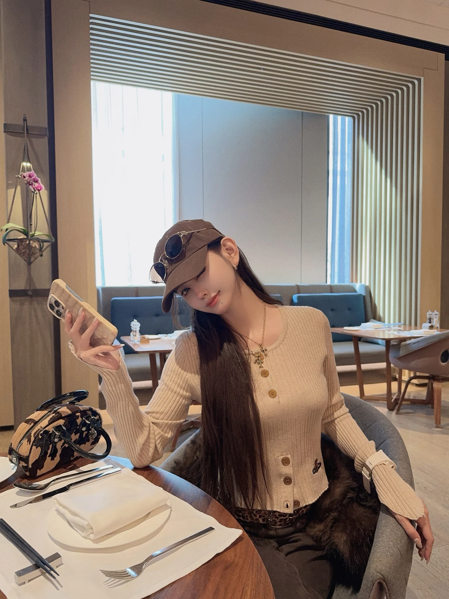 Женский вязаный топ Zhaochencen с вышивкой и пуговицами, осенне-зимний, приталенный, базовый слой, внутренняя одежда, стильный дизайн
Женский вязаный топ Zhaochencen с вышивкой и пуговицами, осенне-зимний, приталенный, базовый слой, внутренняя одежда, стильный дизайн