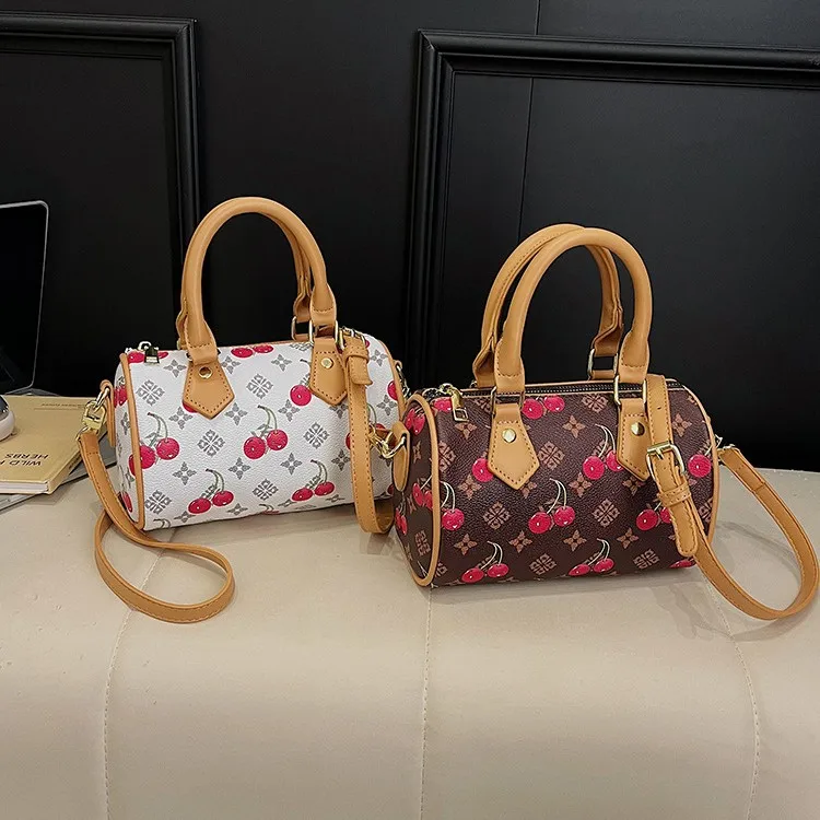 Новая женская сумка Boston с цветочным принтом, монограммой, винтажная ретро-сумка через плечо, повседневная дорожная сумка-кроссбоди, стильная и элегантная.
Новая женская сумка Boston с цветочным принтом, монограммой, винтажная ретро-сумка через плечо, повседневная дорожная сумка-кроссбоди, стильная и элегантная.