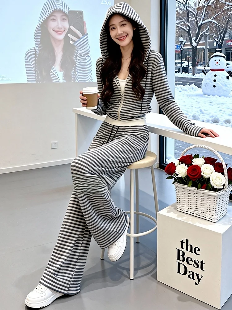 Chic Casual Sportswear Set Women's Spring Anti-Aging Stylish Striped Jacket Top Wide Leg Pants Two Piece Set Korean Style
Chic Casual Sportswear Set Women's Spring Anti-Aging Stylish Striped Jacket Top Wide Leg Pants Two Piece Set Korean Style
