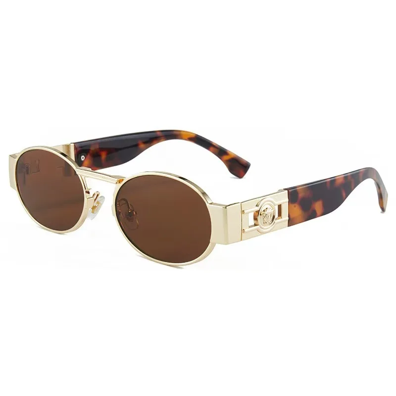 Дизайнерские классические солнцезащитные очки в металлической оправе — защита от UV400 и легкие — унисекс в стиле ретро
Дизайнерские классические солнцезащитные очки в металлической оправе — защита от UV400 и легкие — унисекс в стиле ретро