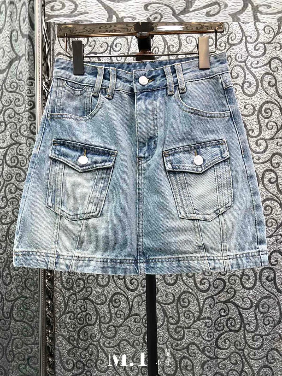 Milan Small Town South Oil Version Retro Biker Style Short Skirt with Double Pockets Washed Denim High Waist A-Line Skirt
Milan Small Town South Oil Version Retro Biker Style Short Skirt with Double Pockets Washed Denim High Waist A-Line Skirt