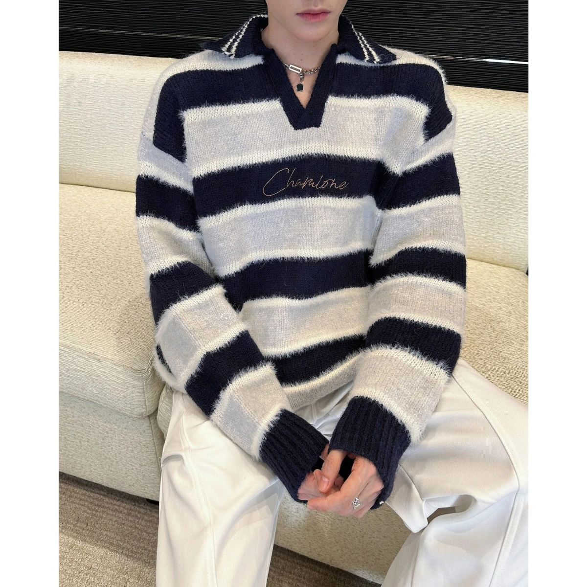 Свободный вязаный свитер в американском стиле ретро с v-образным вырезом в полоску, цветная блузка High Street Sle, мужская модная повседневная длинная молния све
Свободный вязаный свитер в американском стиле ретро с v-образным вырезом в полоску, цветная блузка High Street Sle, мужская модная повседневная длинная молния све