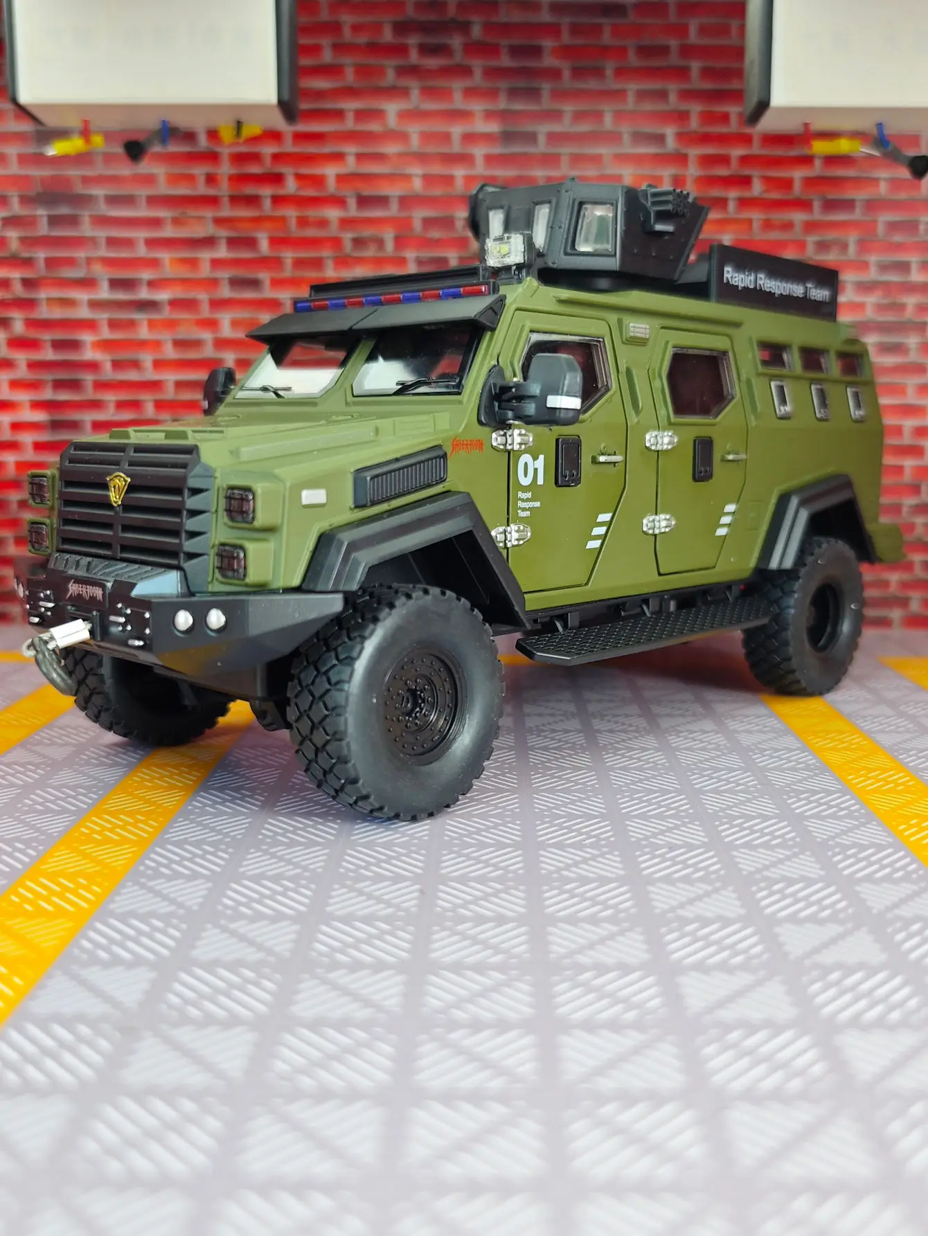 1:24 Saber-toothed tiger armored vehicle alloy off-road vehicle model car ornaments acousto-optic door-opening children's toy
1:24 Saber-toothed tiger armored vehicle alloy off-road vehicle model car ornaments acousto-optic door-opening children's toy