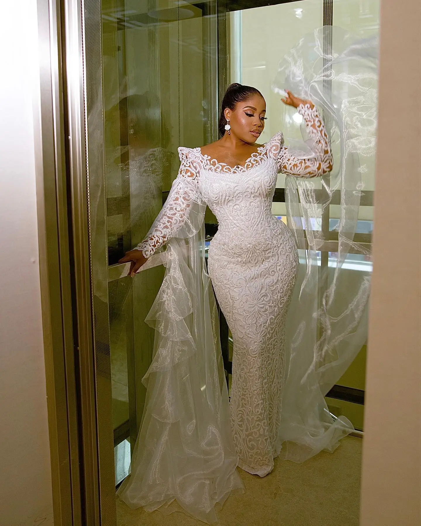 Customized Scoop Neck Sparky Beads Sequins Wedding Dress For Bride Illusion Long Sleeves Aso Ebi African Arabic Bridal Gowns
Customized Scoop Neck Sparky Beads Sequins Wedding Dress For Bride Illusion Long Sleeves Aso Ebi African Arabic Bridal Gowns