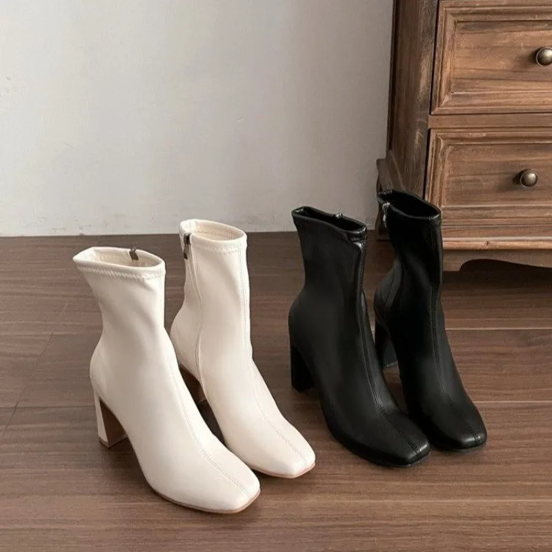 Small Leather Shoes Women 2026 Autumn New Simple and Versatile Exquisite Temperament Square Toe Block Heel Booties
Small Leather Shoes Women 2026 Autumn New Simple and Versatile Exquisite Temperament Square Toe Block Heel Booties