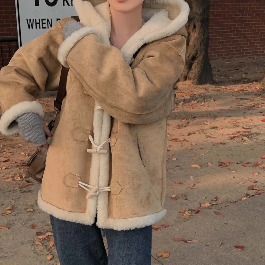 2025 новый женский двусторонний комбинезон из овчины, свободная хлопковая куртка
2025 новый женский двусторонний комбинезон из овчины, свободная хлопковая куртка