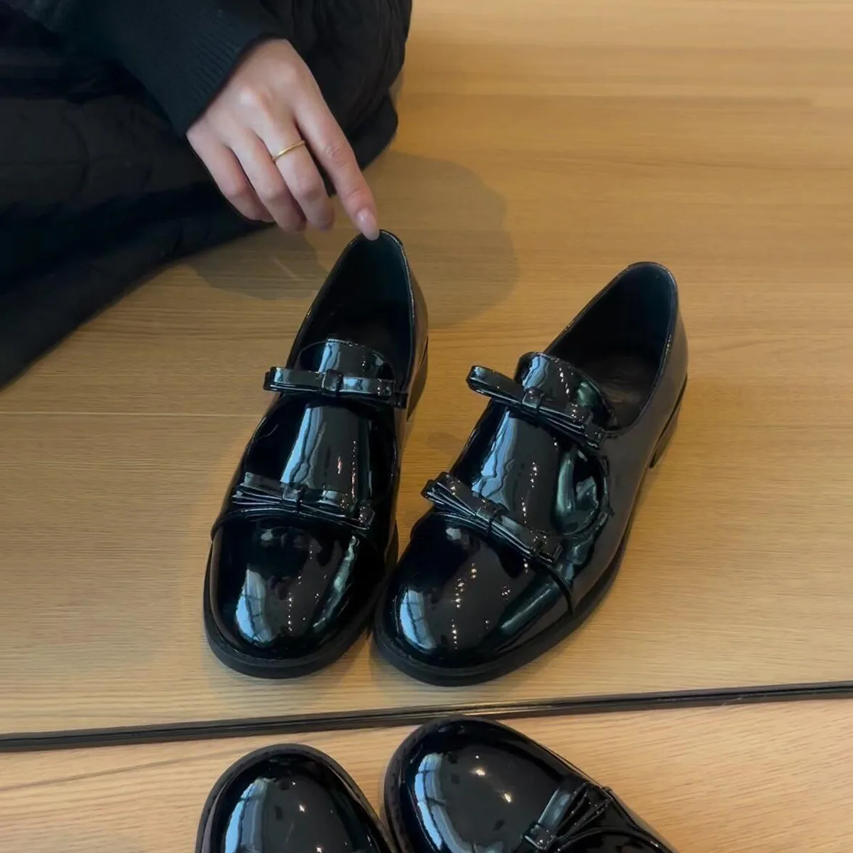 Double Bow Thick Heel Small Leather Shoes Women One-pedal Versatile Retro Loafers Shoes Women Flat Shoe for Women
Double Bow Thick Heel Small Leather Shoes Women One-pedal Versatile Retro Loafers Shoes Women Flat Shoe for Women