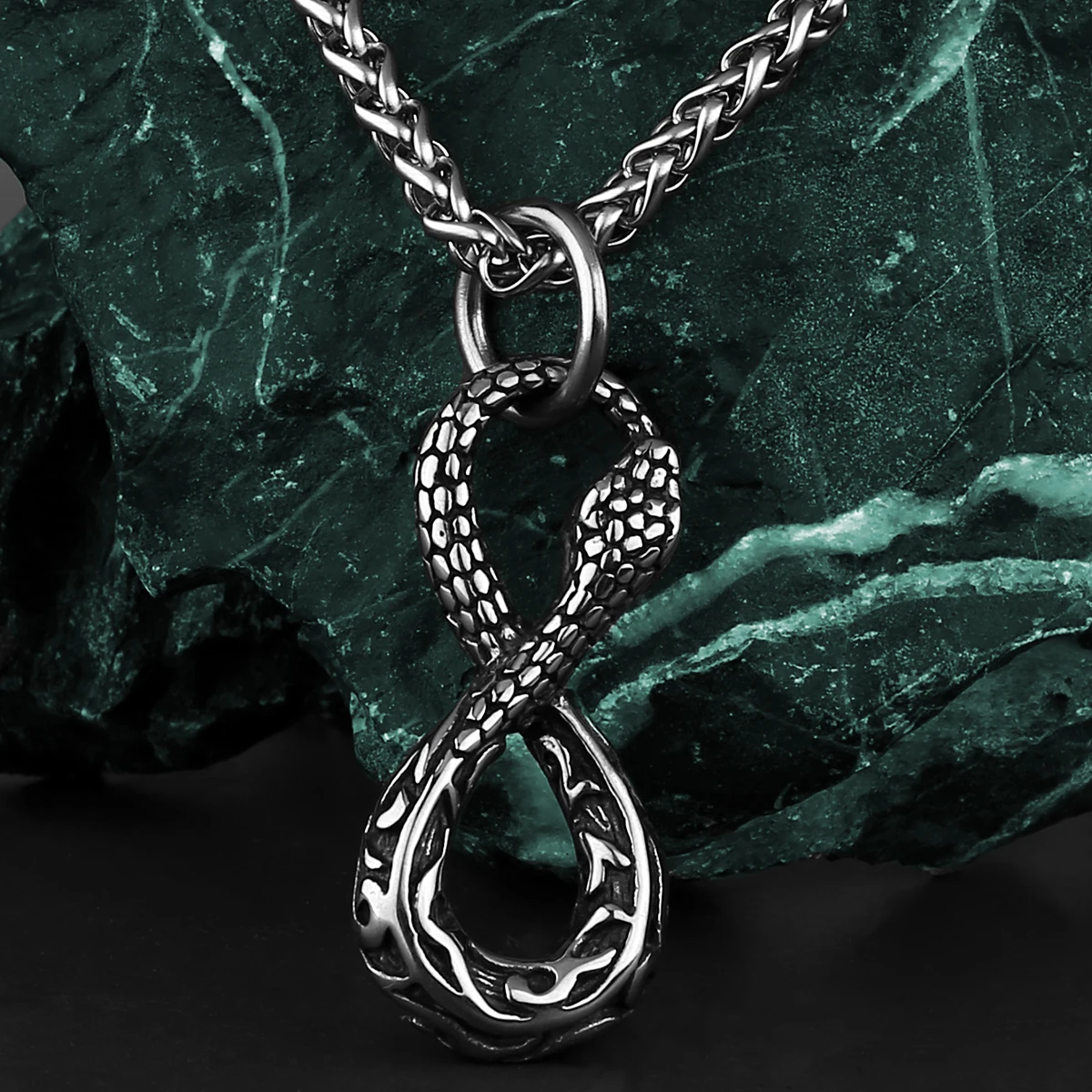 Retro High Quality Auspicious 8 Character Cobra Pendant Men's Fashion Animal Snake 316L Stainless Steel Necklace Gift Ornament
Retro High Quality Auspicious 8 Character Cobra Pendant Men's Fashion Animal Snake 316L Stainless Steel Necklace Gift Ornament