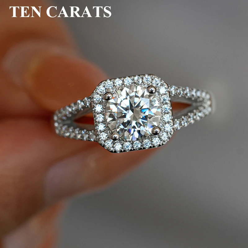 TEN CARATS элегантное обручальное кольцо с муассанитом для женщин, стерлинговое серебро 925 пробы, сверкающий круглый камень, свадебные украшения
TEN CARATS элегантное обручальное кольцо с муассанитом для женщин, стерлинговое серебро 925 пробы, сверкающий круглый камень, свадебные украшения