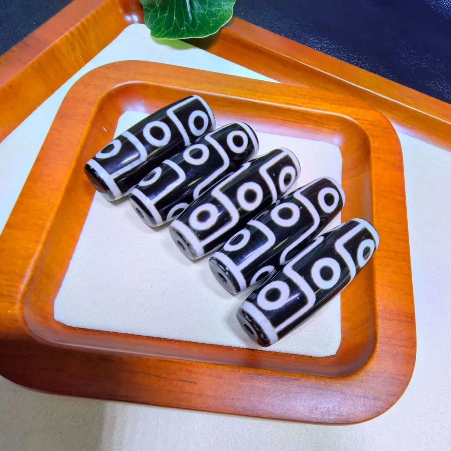 Традиционный тибетский девятиглазый Дзи 40 мм бочонок из черного и белого старого агата, браслет, ожерелье, кулон, сделай сам
Традиционный тибетский девятиглазый Дзи 40 мм бочонок из черного и белого старого агата, браслет, ожерелье, кулон, сделай сам