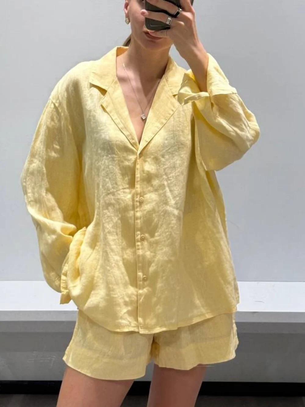 Women's Commuter Fashion Lapel Single Breasted Long Sleeve Shirt Top Elastic Waistband Pocket Decoration Casual Linen Shorts Set
Women's Commuter Fashion Lapel Single Breasted Long Sleeve Shirt Top Elastic Waistband Pocket Decoration Casual Linen Shorts Set