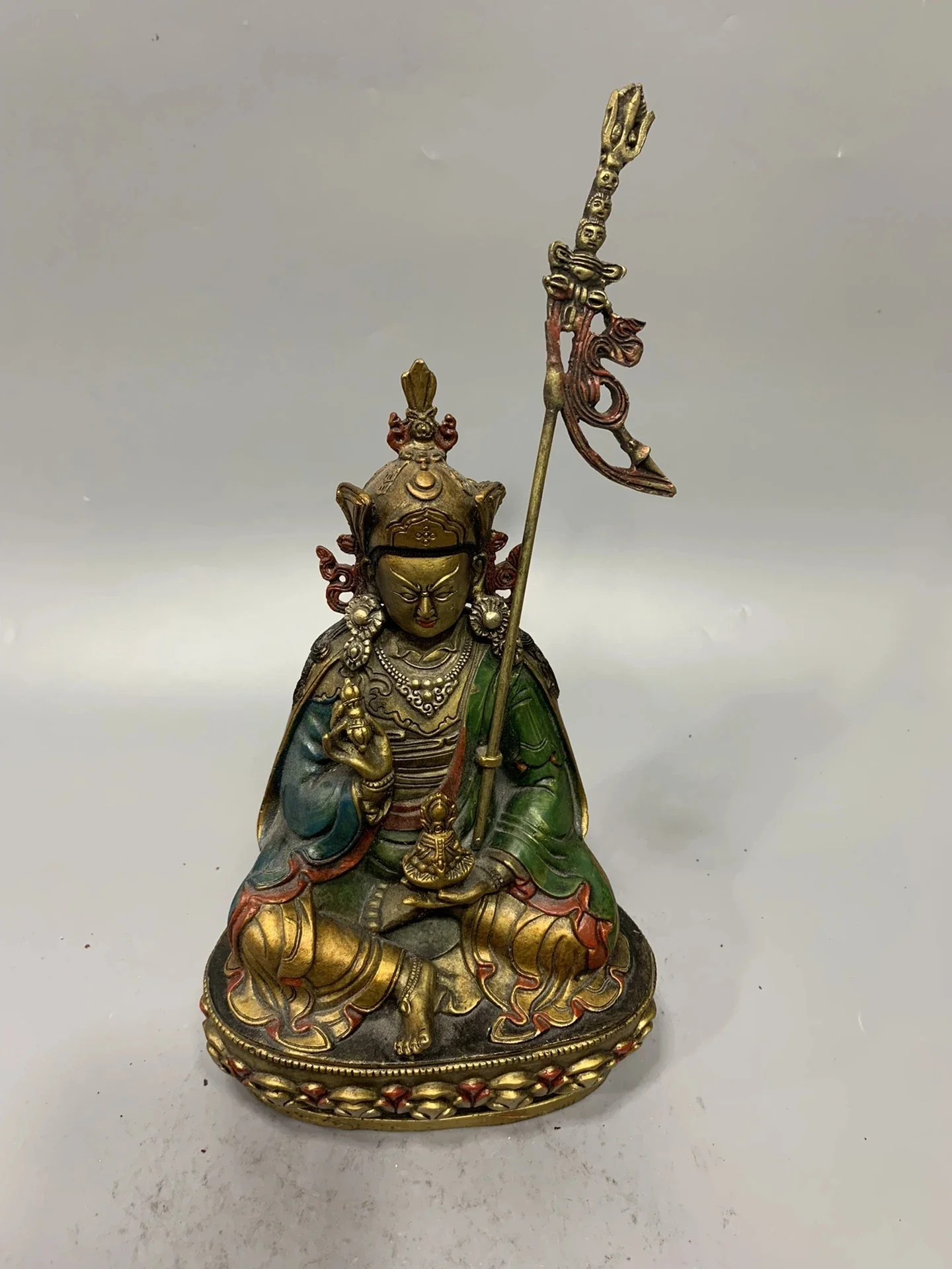 Antique made old copper gilt lotus flower Sheng Buddha statue home decorations
Antique made old copper gilt lotus flower Sheng Buddha statue home decorations