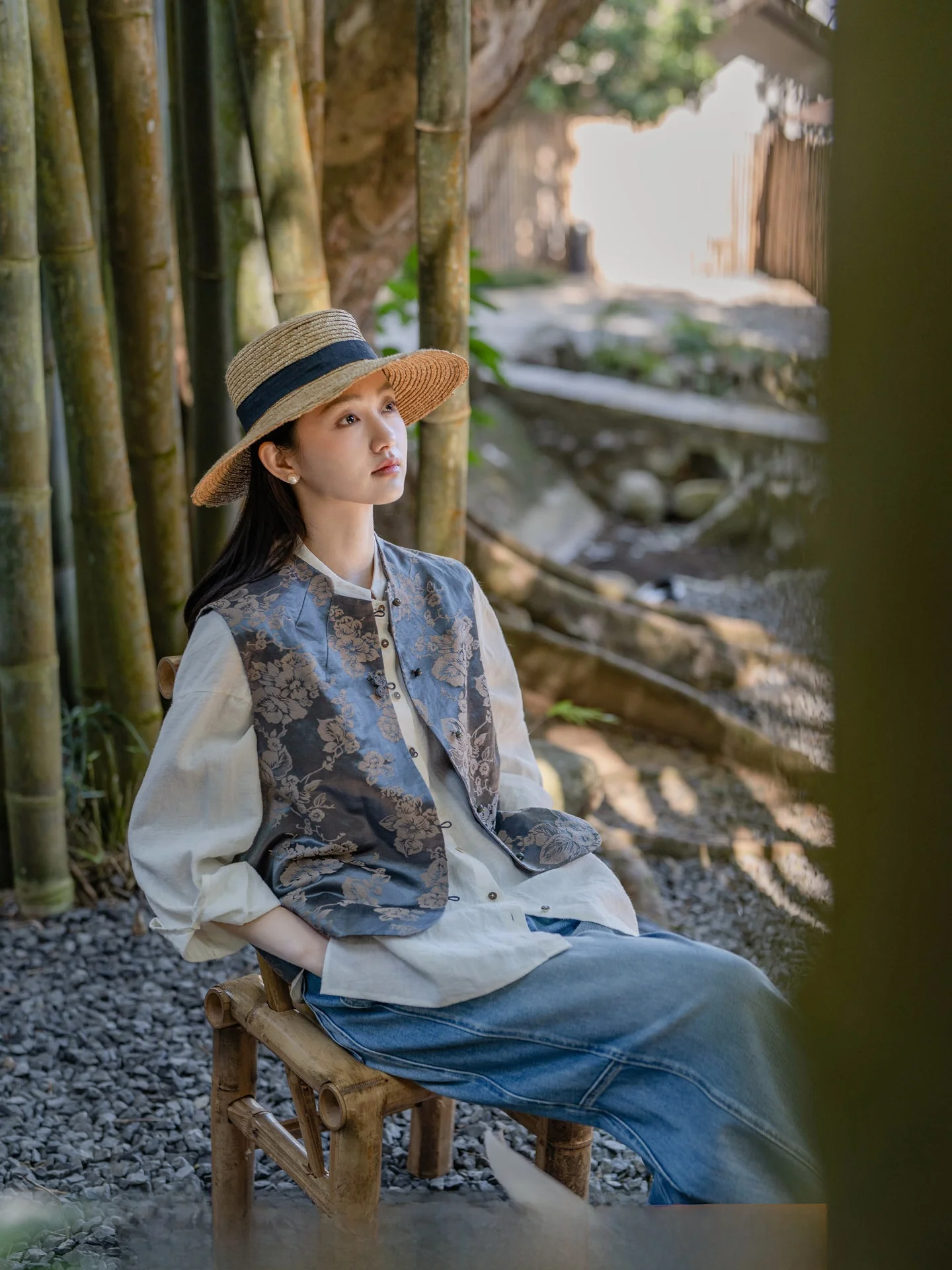 Original Design Rose Embroidered Silk Mixed Fabric Intellectual Collar White Stand Vest Elegant Women's Jacket
Original Design Rose Embroidered Silk Mixed Fabric Intellectual Collar White Stand Vest Elegant Women's Jacket
