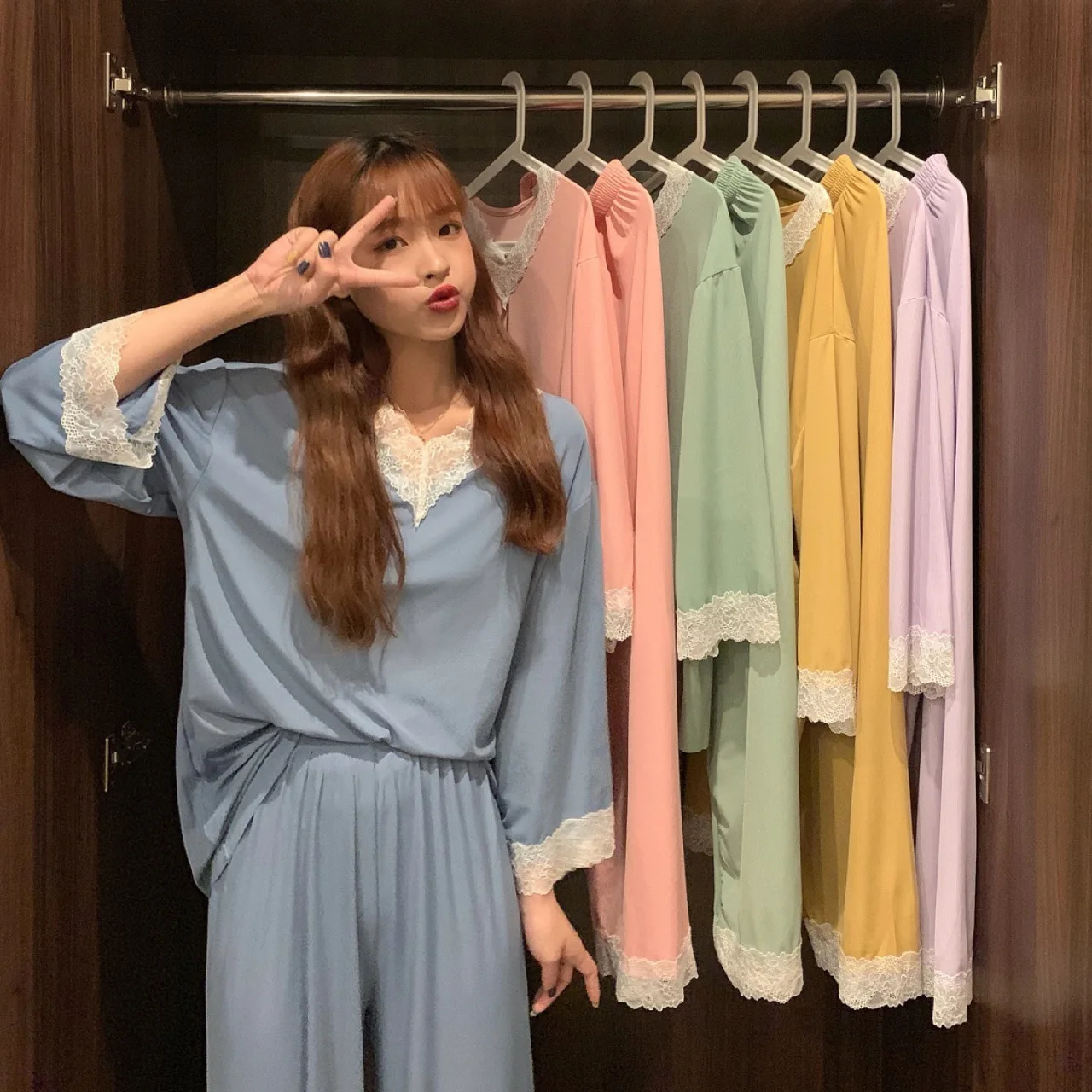Spring and Autumn Lace Ice Silk Lace Edge Home Clothes Long Sleeve Pajamas Long Pants Two Piece Set Soft Pajamas for Women
Spring and Autumn Lace Ice Silk Lace Edge Home Clothes Long Sleeve Pajamas Long Pants Two Piece Set Soft Pajamas for Women