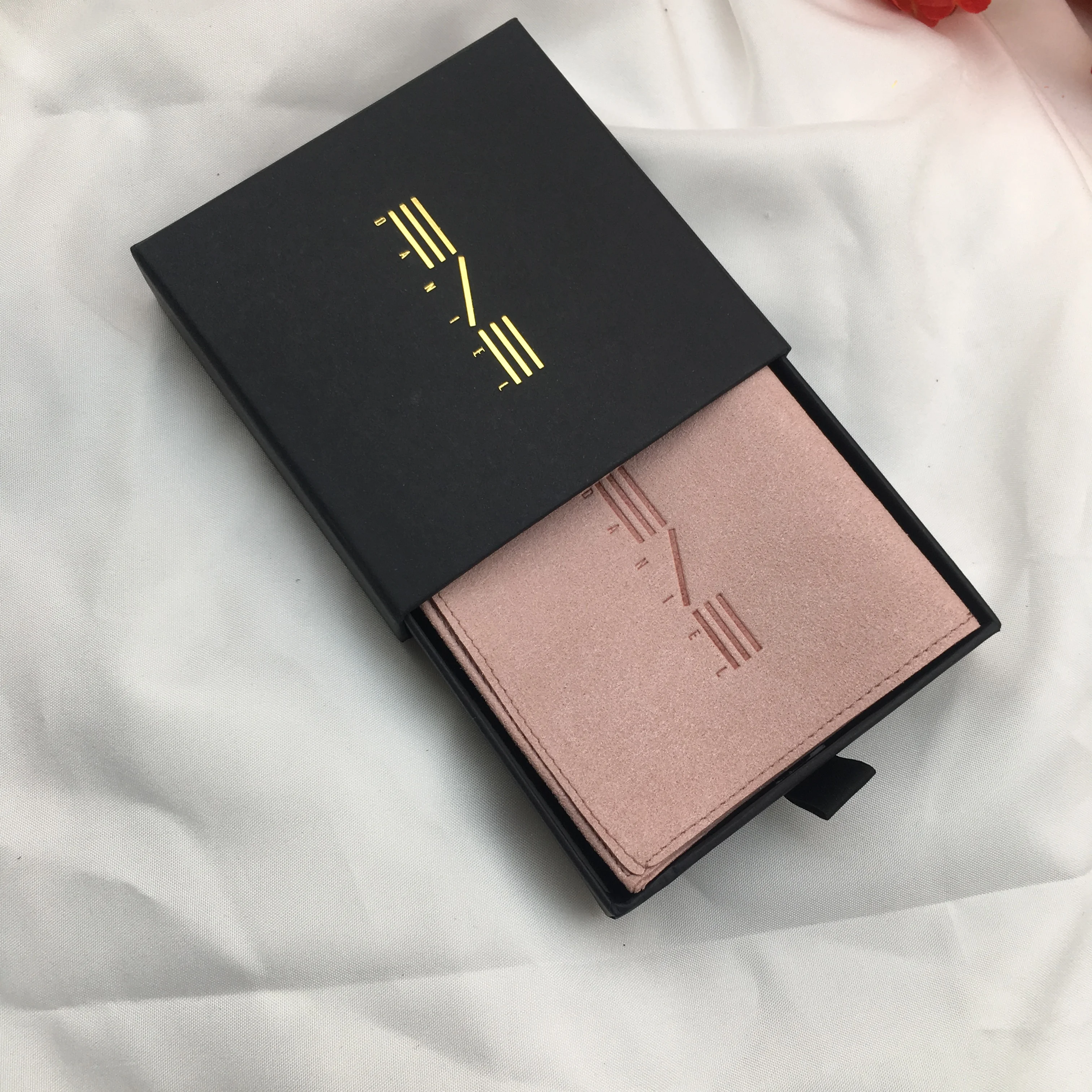 24 комплекта, индивидуальный логотип, 9x9x2,5 см, подарочные коробки для ювелирных изделий, 8x8 см, замшевые бархатные сумки-конверты из микрофибры, кольца, серьги, свадебные мешочки для конфет
24 комплекта, индивидуальный логотип, 9x9x2,5 см, подарочные коробки для ювелирных изделий, 8x8 см, замшевые бархатные сумки-конверты из микрофибры, кольца, серьги, свадебные мешочки для конфет