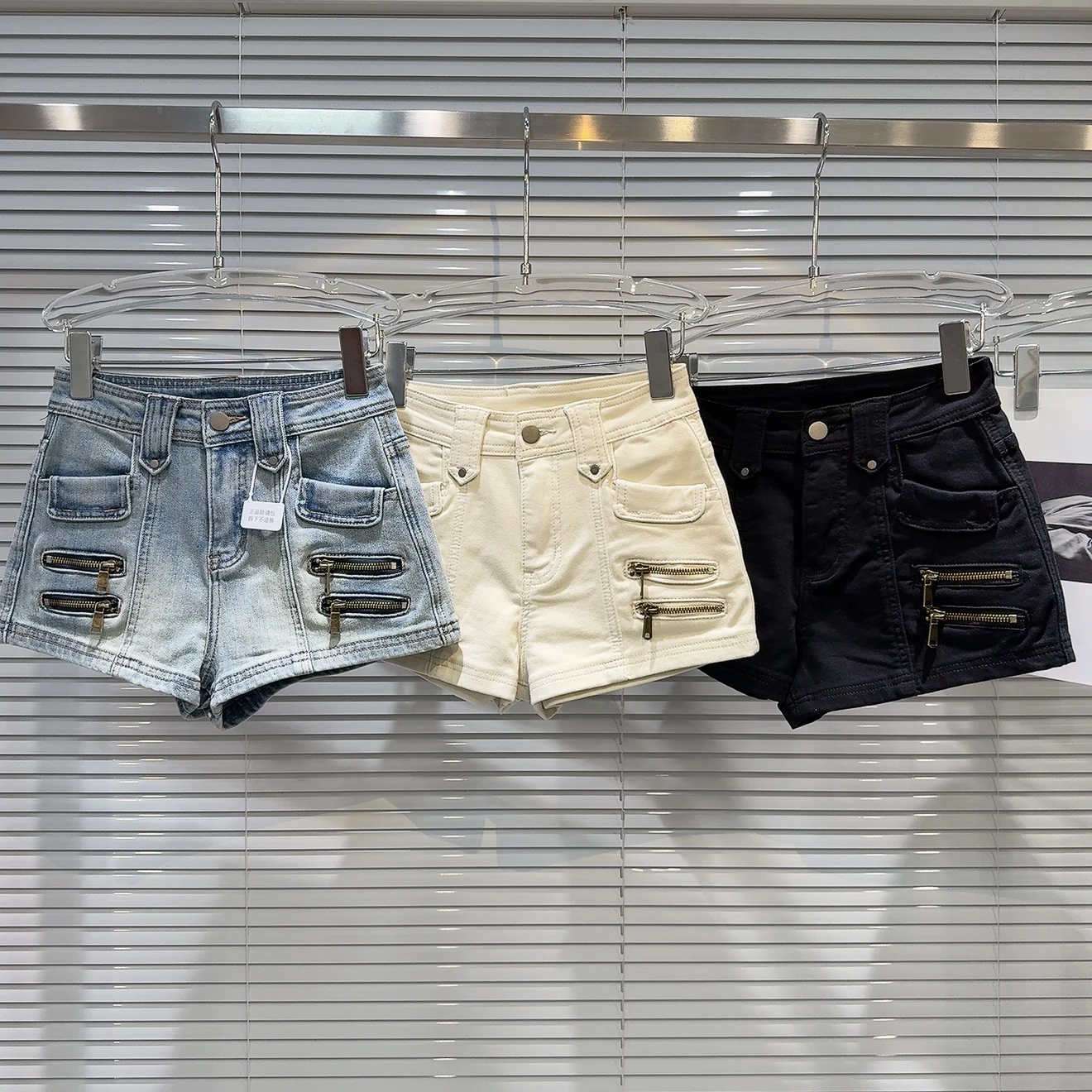 Милая и крутая металлическая молния, дизайнерская футболка с завышенной талией, джинсовые шорты, летнее новое поступление для молодых женщин
Милая и крутая металлическая молния, дизайнерская футболка с завышенной талией, джинсовые шорты, летнее новое поступление для молодых женщин