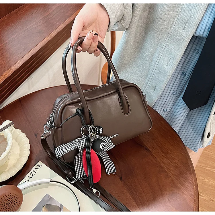 Stylish Design Simple Portable Bowling Bag Women's Shoulder Bag Women's Fall 2024 New Fashion Retro Crossbody Bag
Stylish Design Simple Portable Bowling Bag Women's Shoulder Bag Women's Fall 2024 New Fashion Retro Crossbody Bag