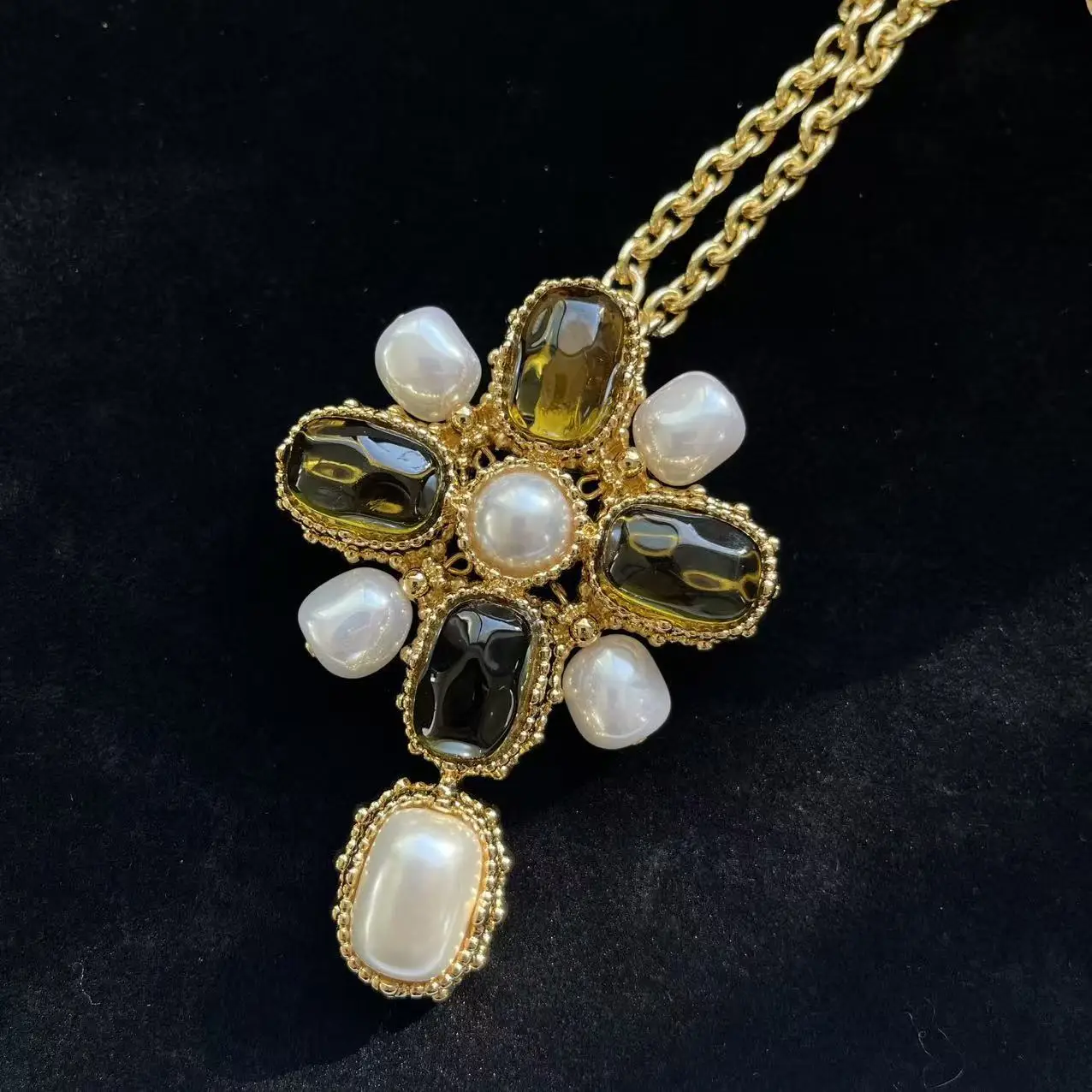 A vintage cross-shaped pearl brooch necklace with a fashionable, simple and niche design for sweaters
A vintage cross-shaped pearl brooch necklace with a fashionable, simple and niche design for sweaters