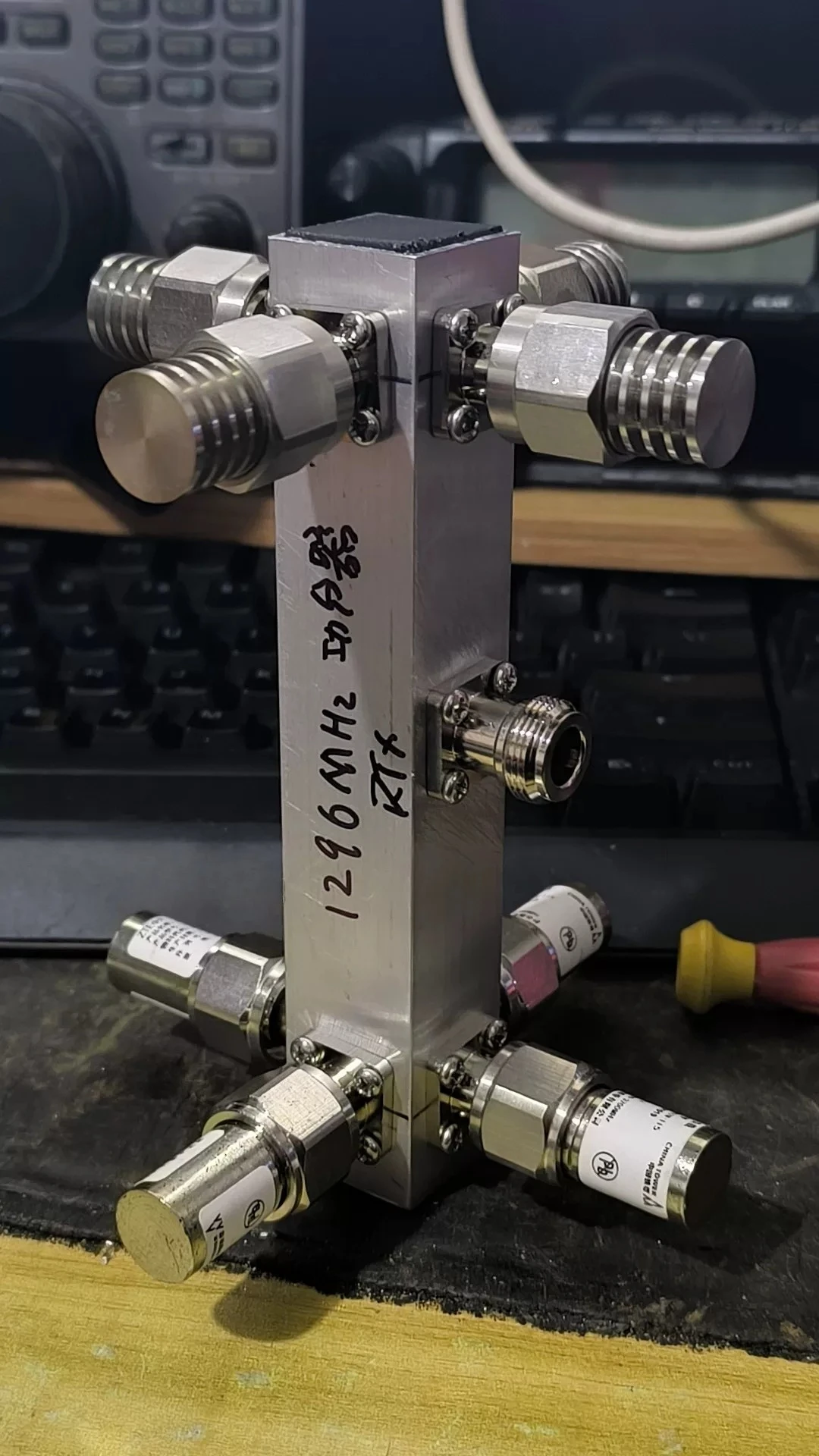 435/1296MHz 1-to-8 Power Divider/Combiner – SWR≤1.5, 500W for VHF/UHF Ham Radio Systems
435/1296MHz 1-to-8 Power Divider/Combiner – SWR≤1.5, 500W for VHF/UHF Ham Radio Systems