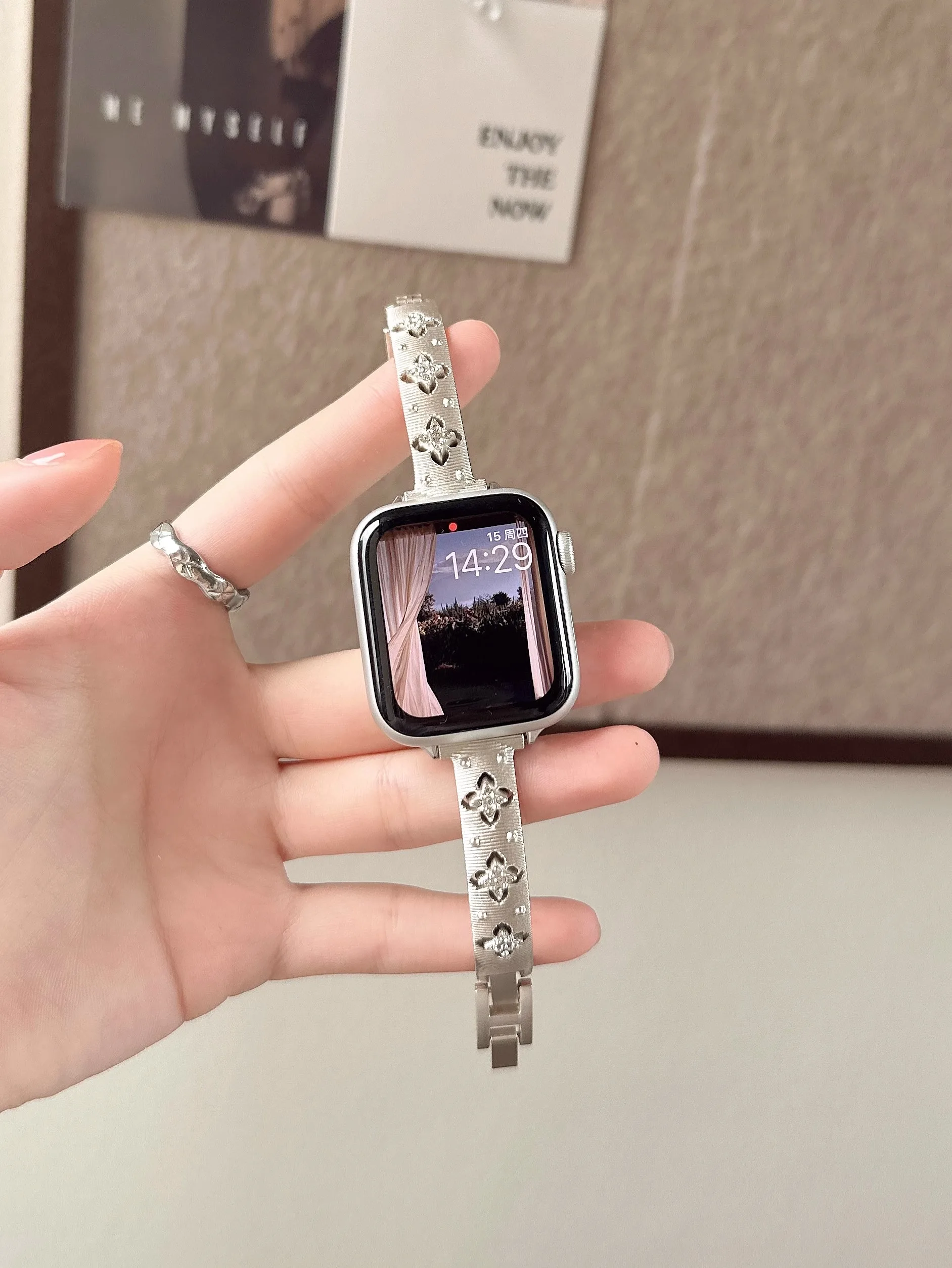 Роскошный ремешок для iWatch Series 8 SE 7 6 5 4 3 Ультра-браслет для Apple Watch 38 40 41 42 44 45 49 мм золотой полый браслет
Роскошный ремешок для iWatch Series 8 SE 7 6 5 4 3 Ультра-браслет для Apple Watch 38 40 41 42 44 45 49 мм золотой полый браслет