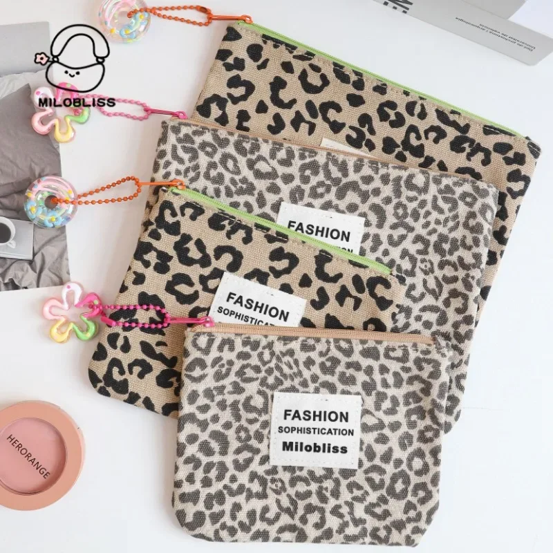 Цельный ретро классический кошелек для монет для женщин, креативный дизайн, чехол для макияжа с леопардовым принтом, модная сумка для хранения наушников с губной помадой 
Цельный ретро классический кошелек для монет для женщин, креативный дизайн, чехол для макияжа с леопардовым принтом, модная сумка для хранения наушников с губной помадой