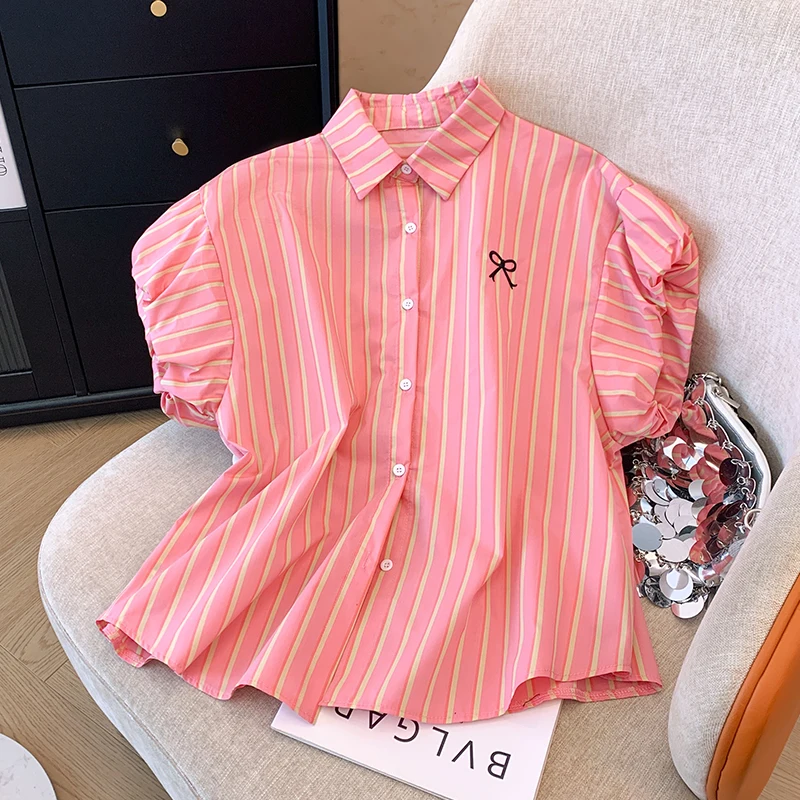2024 Summer New Loose Casual Stripe Shirt Women's Polo Neck Bubble Sleeve Single Breasted Cardigan Bow Embroidered Top
2024 Summer New Loose Casual Stripe Shirt Women's Polo Neck Bubble Sleeve Single Breasted Cardigan Bow Embroidered Top