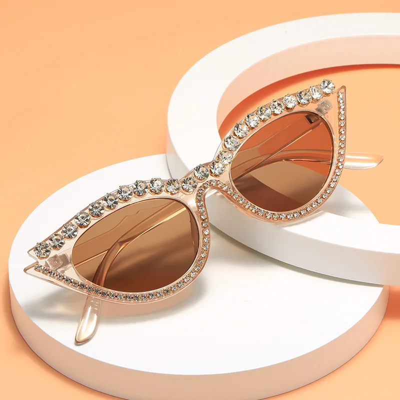 Retro triangle trendy European and American personality avant-garde exaggerated sunglasses fashionable diamond-encrusted cat eye sunglasses
Retro triangle trendy European and American personality avant-garde exaggerated sunglasses fashionable diamond-encrusted cat eye sunglasses