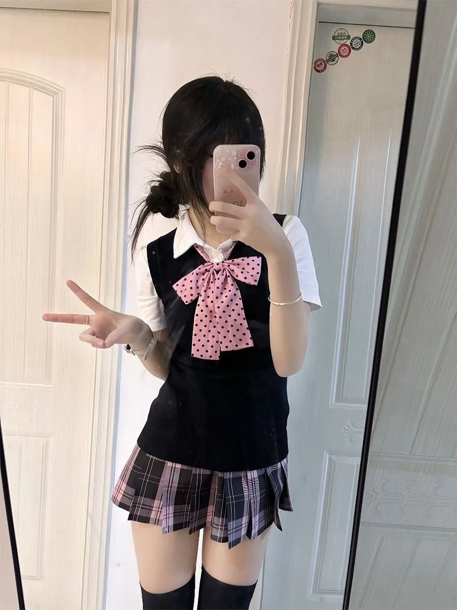 Sweet Black Sweater Vest Top Short Sleeve Women's Original Set College Style Pastel Fog Harg Skirt Four Piece Set Casual Wear
Sweet Black Sweater Vest Top Short Sleeve Women's Original Set College Style Pastel Fog Harg Skirt Four Piece Set Casual Wear