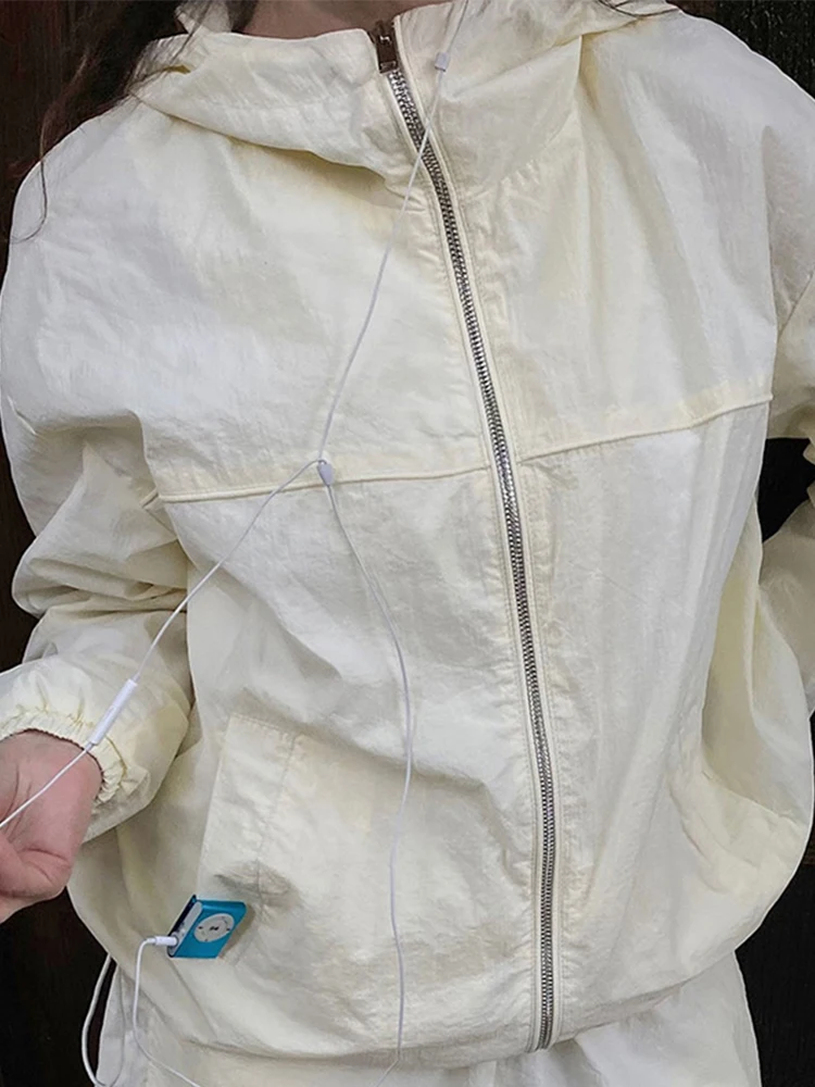 Женская повседневная куртка-бомбер 2025 года с капюшоном на шнуровке, длинными рукавами, карманами, молниями, свободного кроя, однотонная, тонкая, для лета и осени
Женская повседневная куртка-бомбер 2025 года с капюшоном на шнуровке, длинными рукавами, карманами, молниями, свободного кроя, однотонная, тонкая, для лета и осени