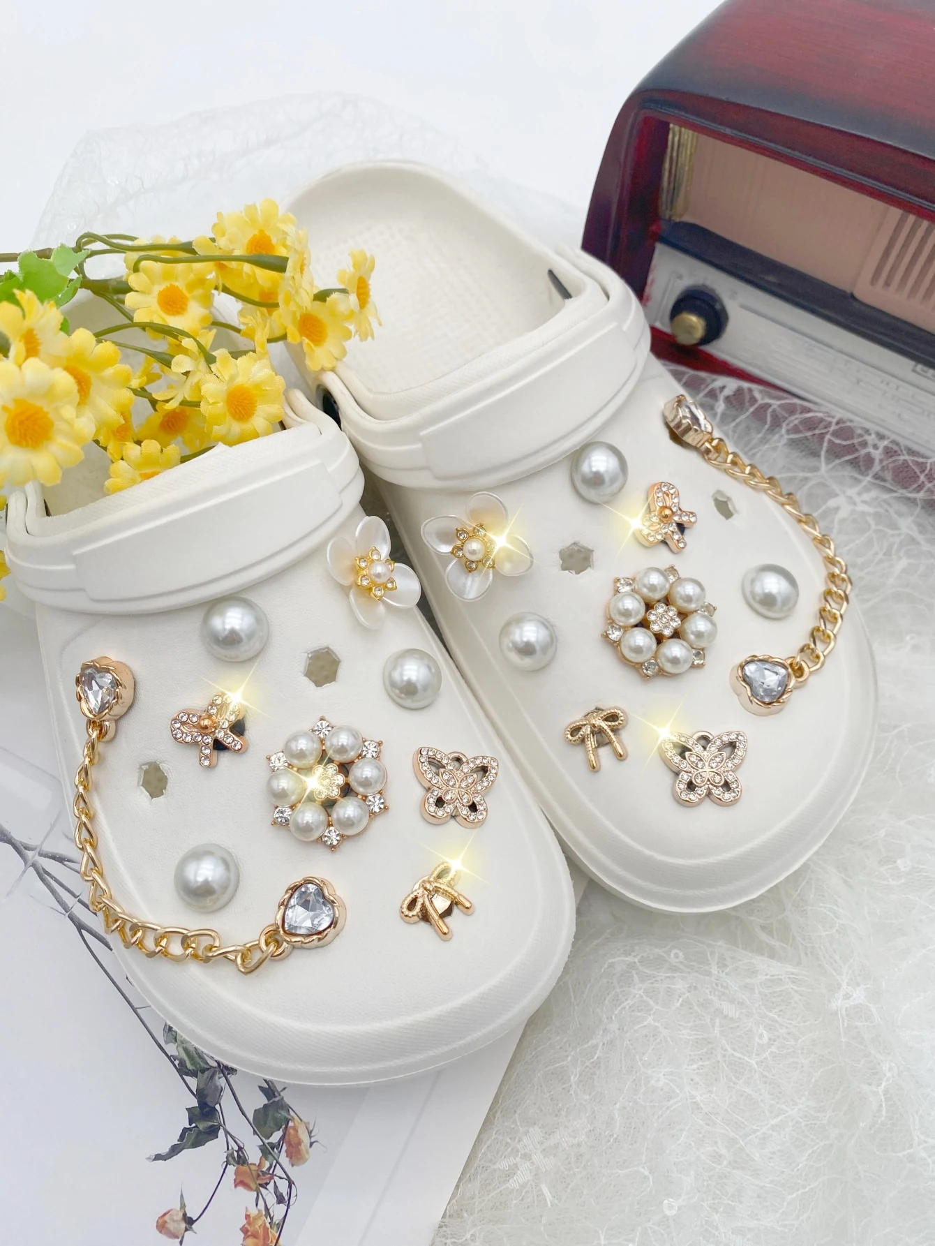 18pcs Fashion Versatile Gold Pearl & Heart Chain DIY Detachable Shoe Charms, Garden Shoe Sandal Decoration Buckles, All-Season O
18pcs Fashion Versatile Gold Pearl & Heart Chain DIY Detachable Shoe Charms, Garden Shoe Sandal Decoration Buckles, All-Season O