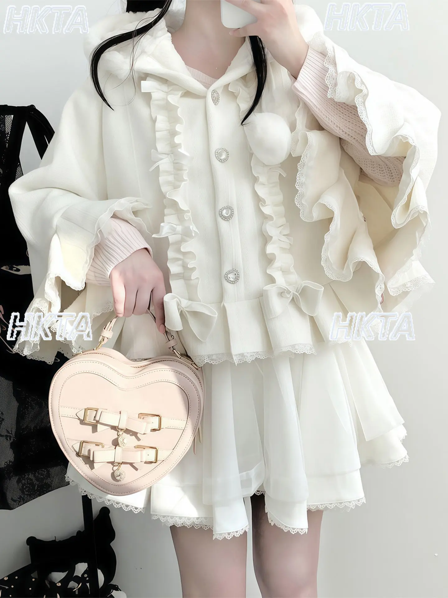 Lolita Sweet 2025 Winter Hairy Lace Bow Pleated Lolita White Short Cape Coat New Thickened Warm Kawaii Cute Hooded Jacket Women
Lolita Sweet 2025 Winter Hairy Lace Bow Pleated Lolita White Short Cape Coat New Thickened Warm Kawaii Cute Hooded Jacket Women