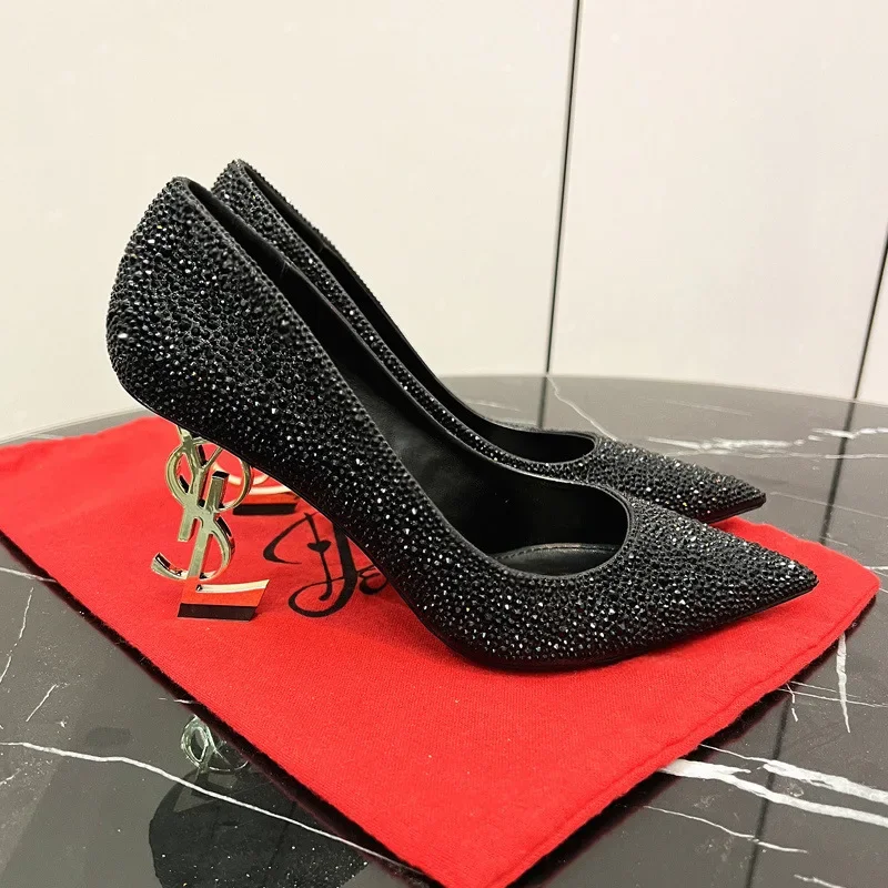 Solid Color Full Diamond Hot Diamond High Heels for Women 2025 Autumn New Pointed Letter Heels Banquet Model High Heels
Solid Color Full Diamond Hot Diamond High Heels for Women 2025 Autumn New Pointed Letter Heels Banquet Model High Heels