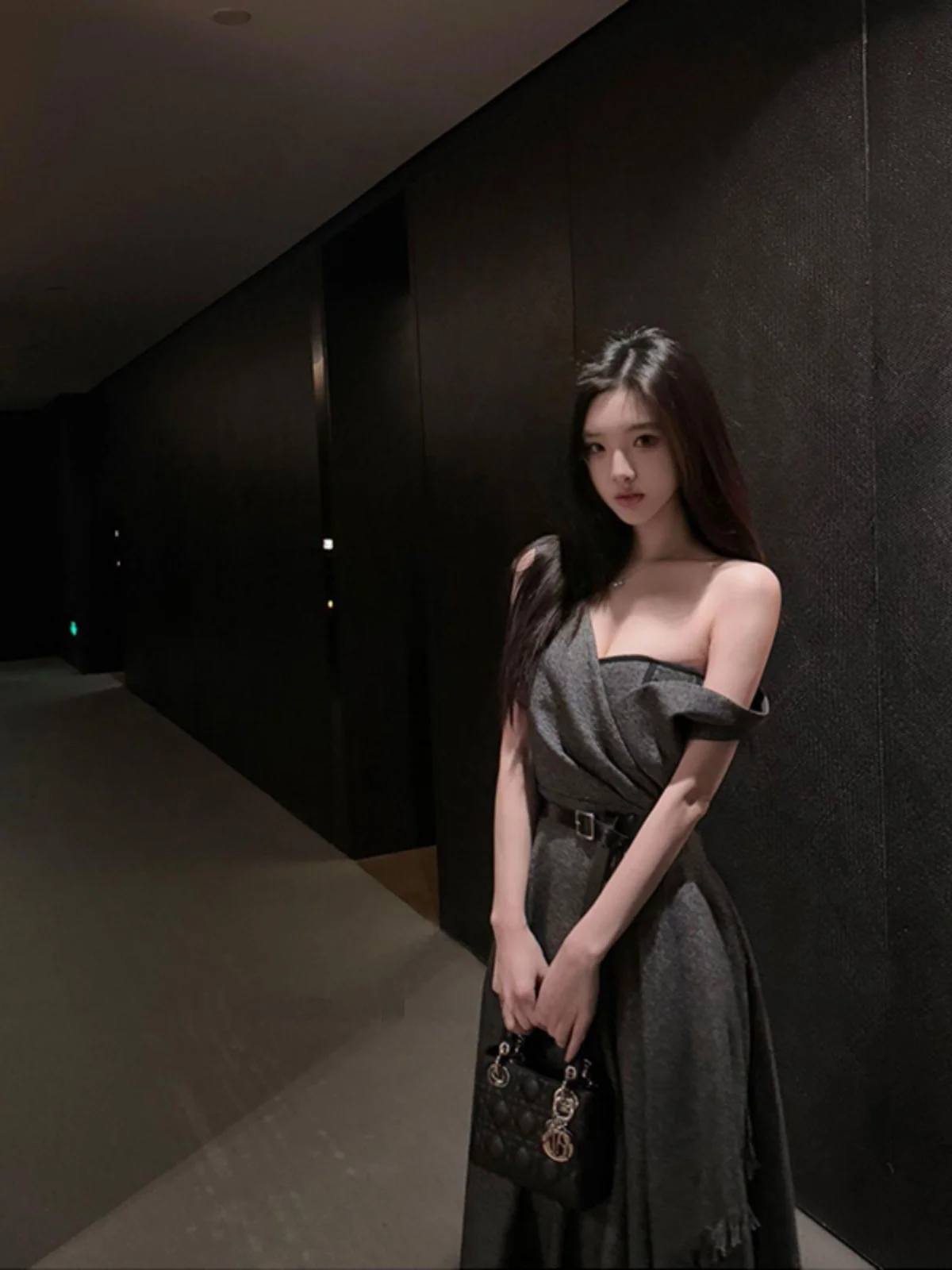 Elegant V-Neck Slip Dress Rich Girl Style Asymmetrical Shoulder Fishbone Waist Cinching Long Vest Skirt for Ladies Party Wear
Elegant V-Neck Slip Dress Rich Girl Style Asymmetrical Shoulder Fishbone Waist Cinching Long Vest Skirt for Ladies Party Wear