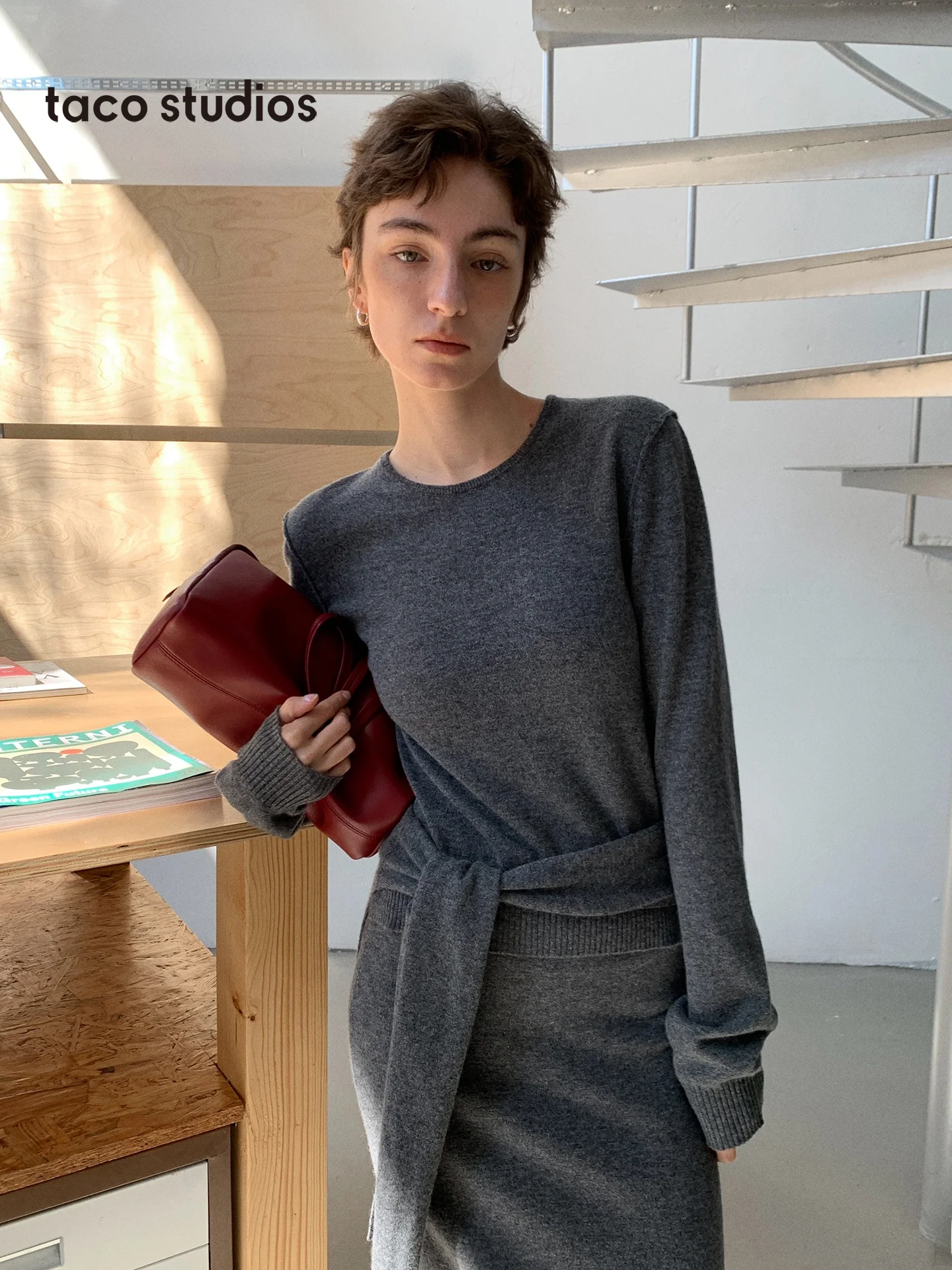 Комплект Taco Studios: топ из шерсти OO с деконструированным дизайном и универсальная повседневная юбка миди с эффектом утяжки на талии для женщин
Комплект Taco Studios: топ из шерсти OO с деконструированным дизайном и универсальная повседневная юбка миди с эффектом утяжки на талии для женщин