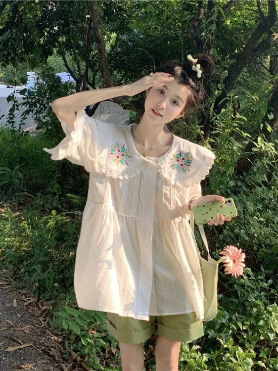 Slimming Effect French Style Lace Trimmed Embroidered Doll Collar Oversized Shirt for Women Mid-Length Bubble Sleeve Blouse
Slimming Effect French Style Lace Trimmed Embroidered Doll Collar Oversized Shirt for Women Mid-Length Bubble Sleeve Blouse