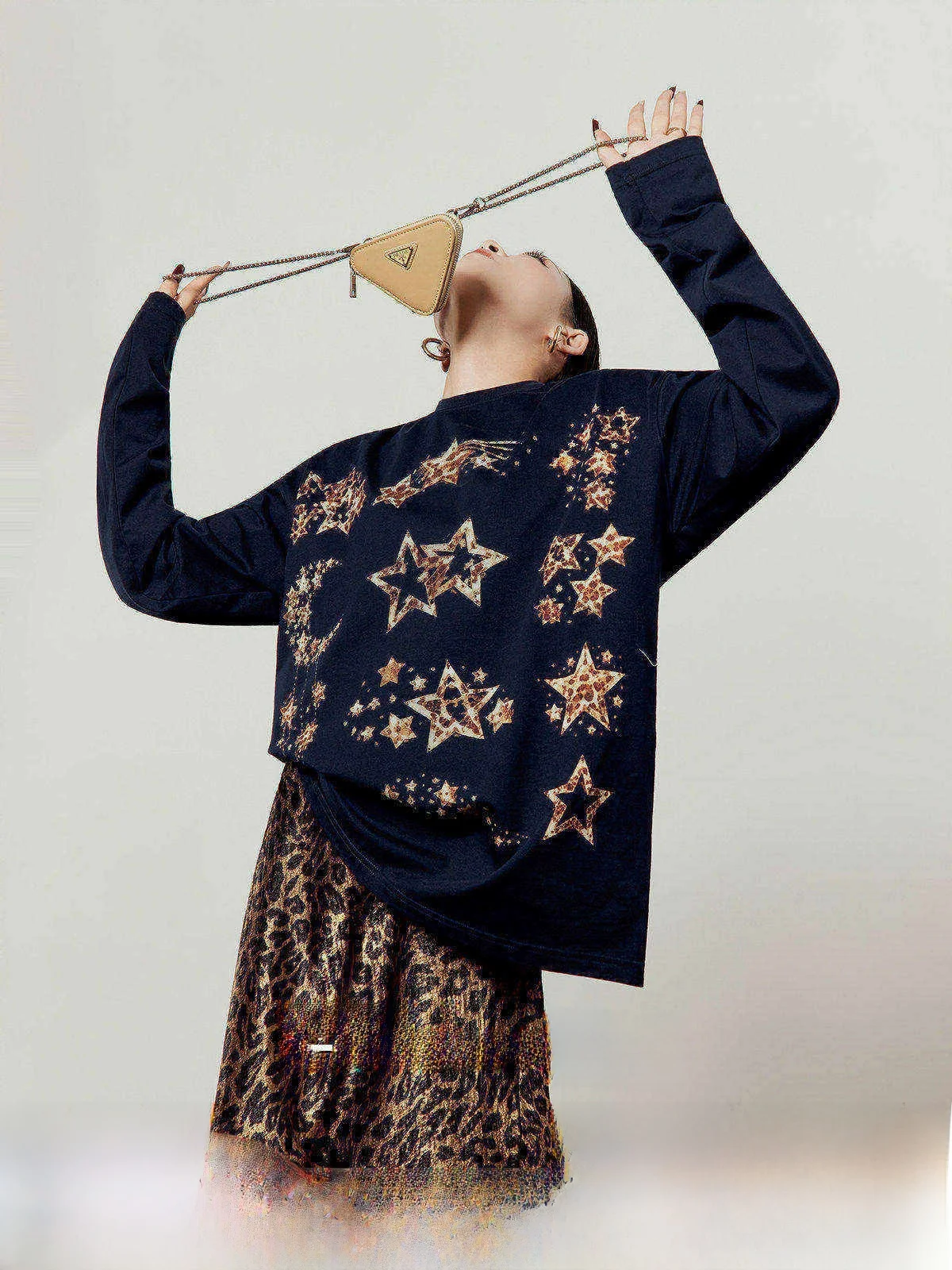 Black Fleece-lined Loose Sweatshirt Women's Spring New Style Zhou Li Wu Brand Leopard Flash Star Wax-dyeing Middle-aged Women...
Black Fleece-lined Loose Sweatshirt Women's Spring New Style Zhou Li Wu Brand Leopard Flash Star Wax-dyeing Middle-aged Women...