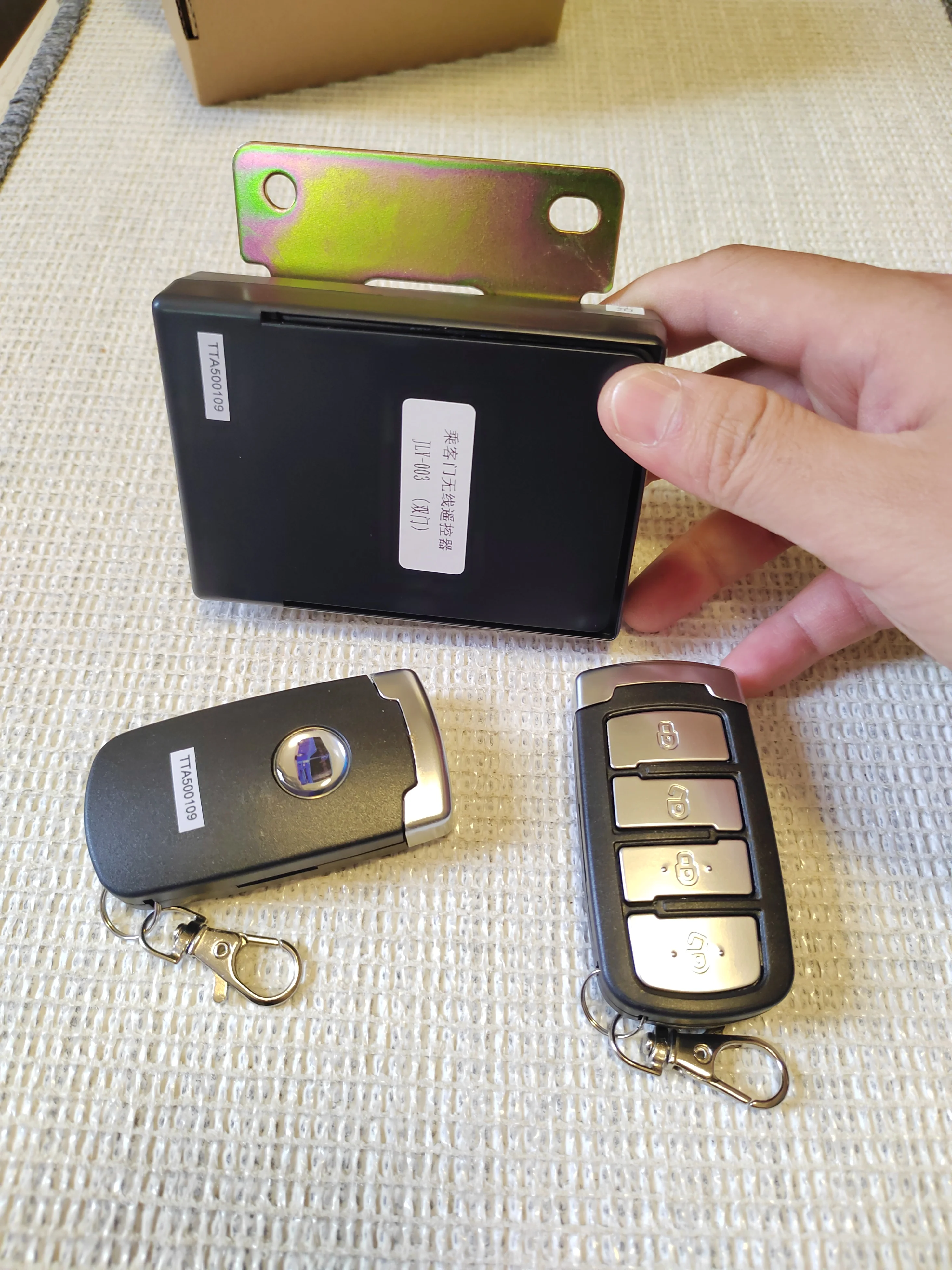 Bus remote control door lock passenger door remote control double door 24V suitable for Yutong bus accessories 3791-00068
Bus remote control door lock passenger door remote control double door 24V suitable for Yutong bus accessories 3791-00068