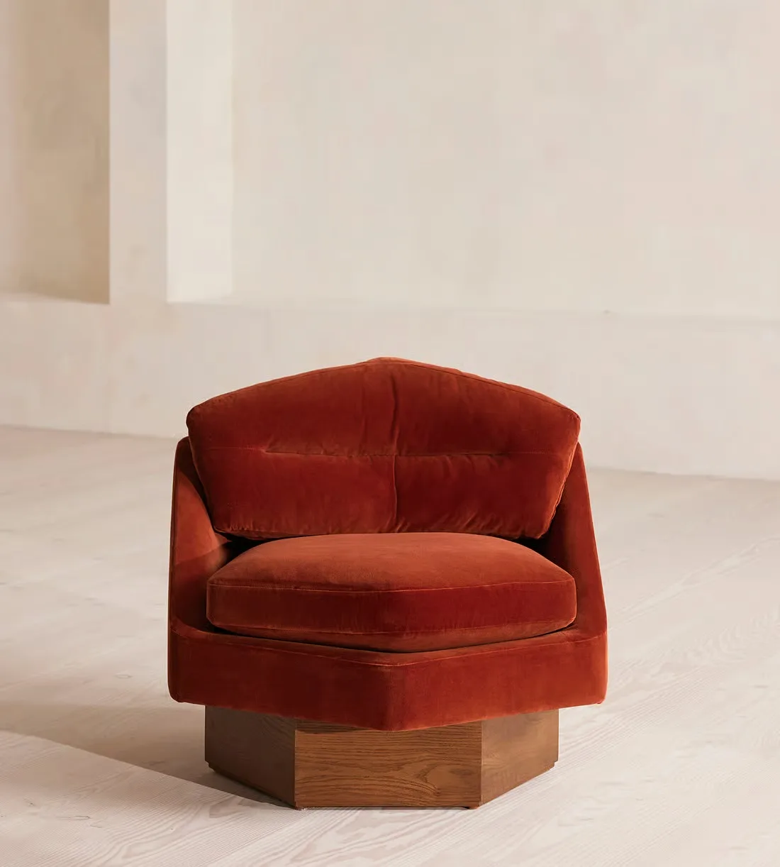 Современное обеденное кресло в стиле модерн с обивкой из вельвета и поворотным основанием цвета ржавчины
Современное обеденное кресло в стиле модерн с обивкой из вельвета и поворотным основанием цвета ржавчины