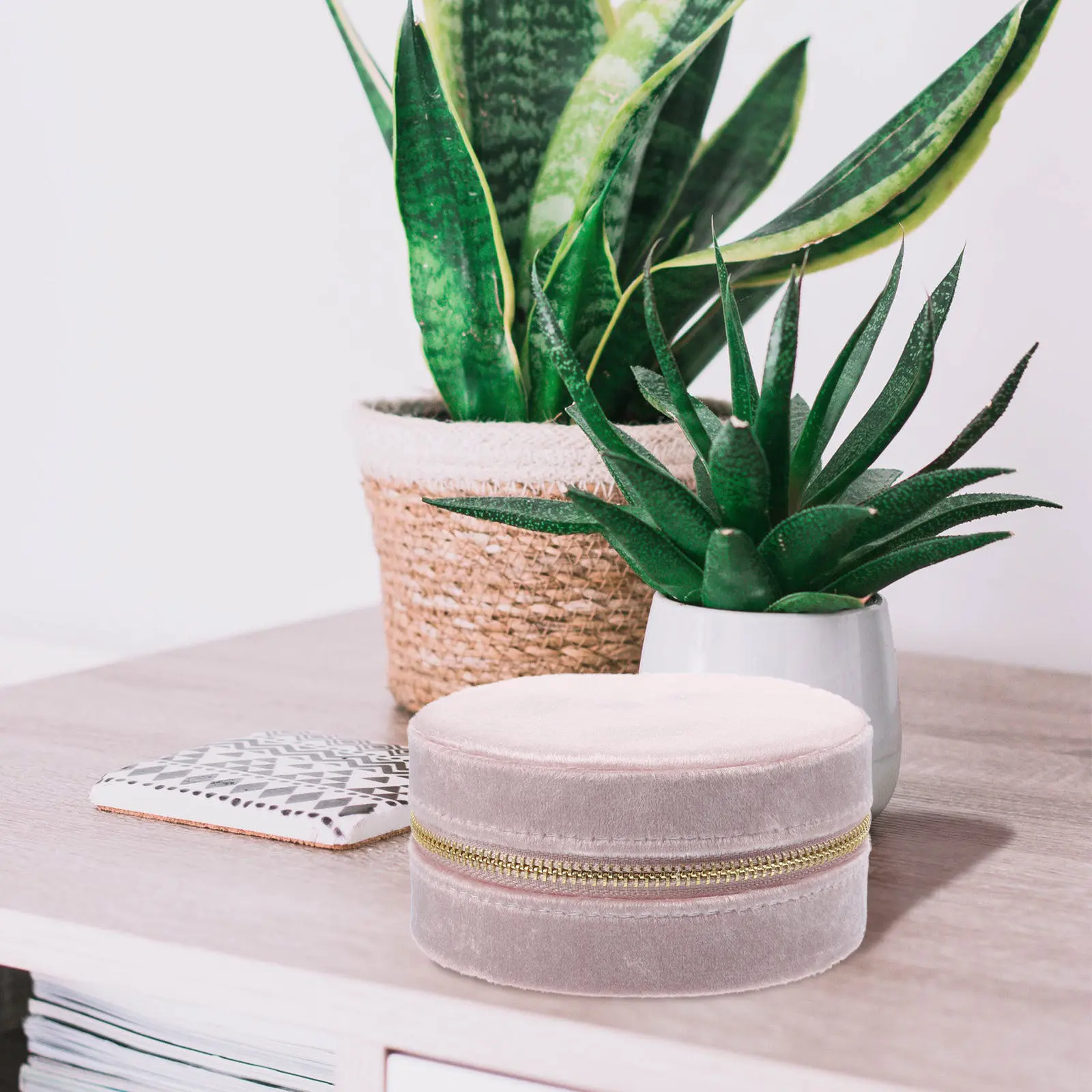 Mini Round Jewelry Box Portable Travel Jewelry Case Small Organizer for Necklace Earring Ring Bracelet Pendant Compact Stylish
Mini Round Jewelry Box Portable Travel Jewelry Case Small Organizer for Necklace Earring Ring Bracelet Pendant Compact Stylish